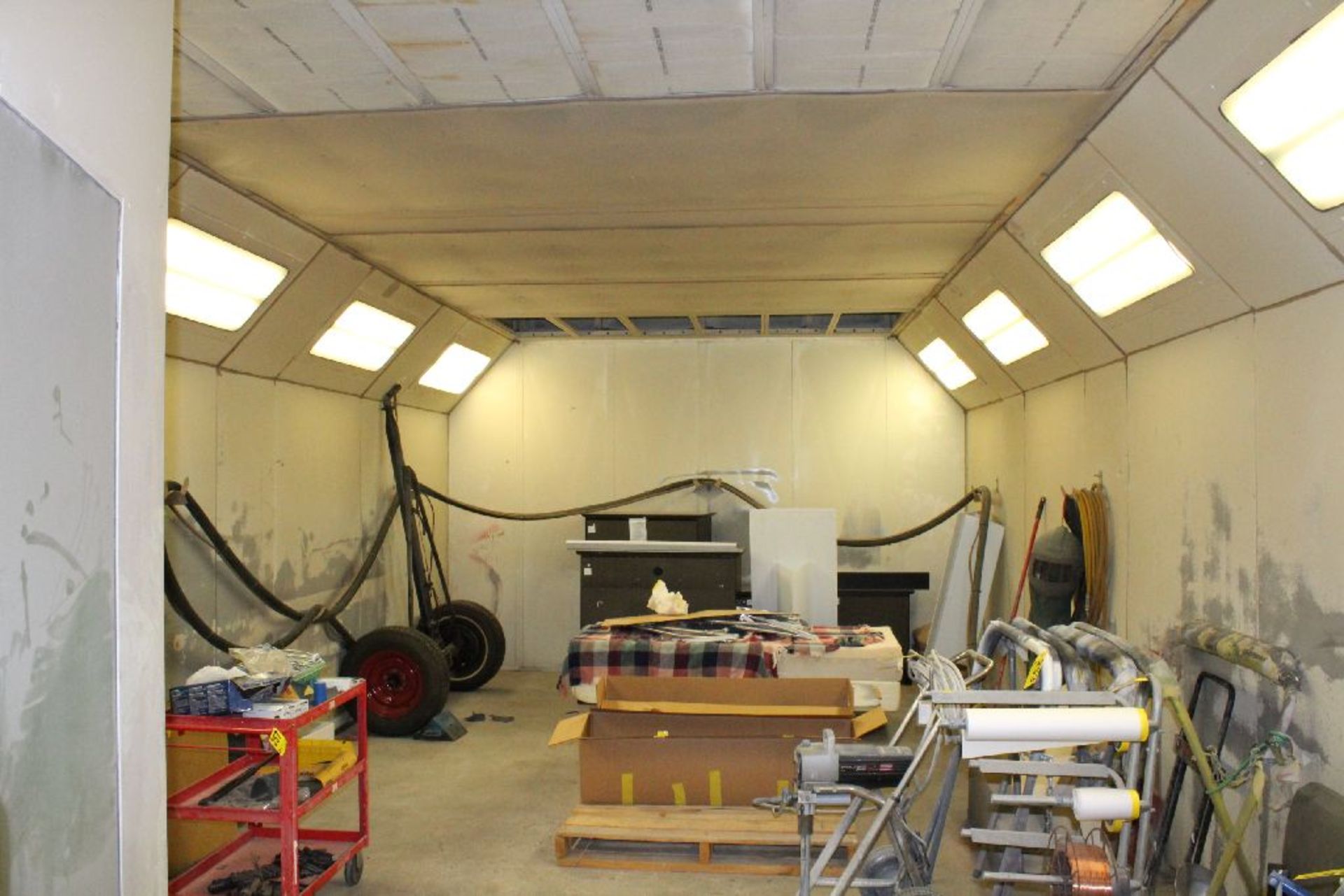 DRIVE IN PAINT BOOTH WITH INTEGRATED LIGHTING & FILTER - Image 4 of 5