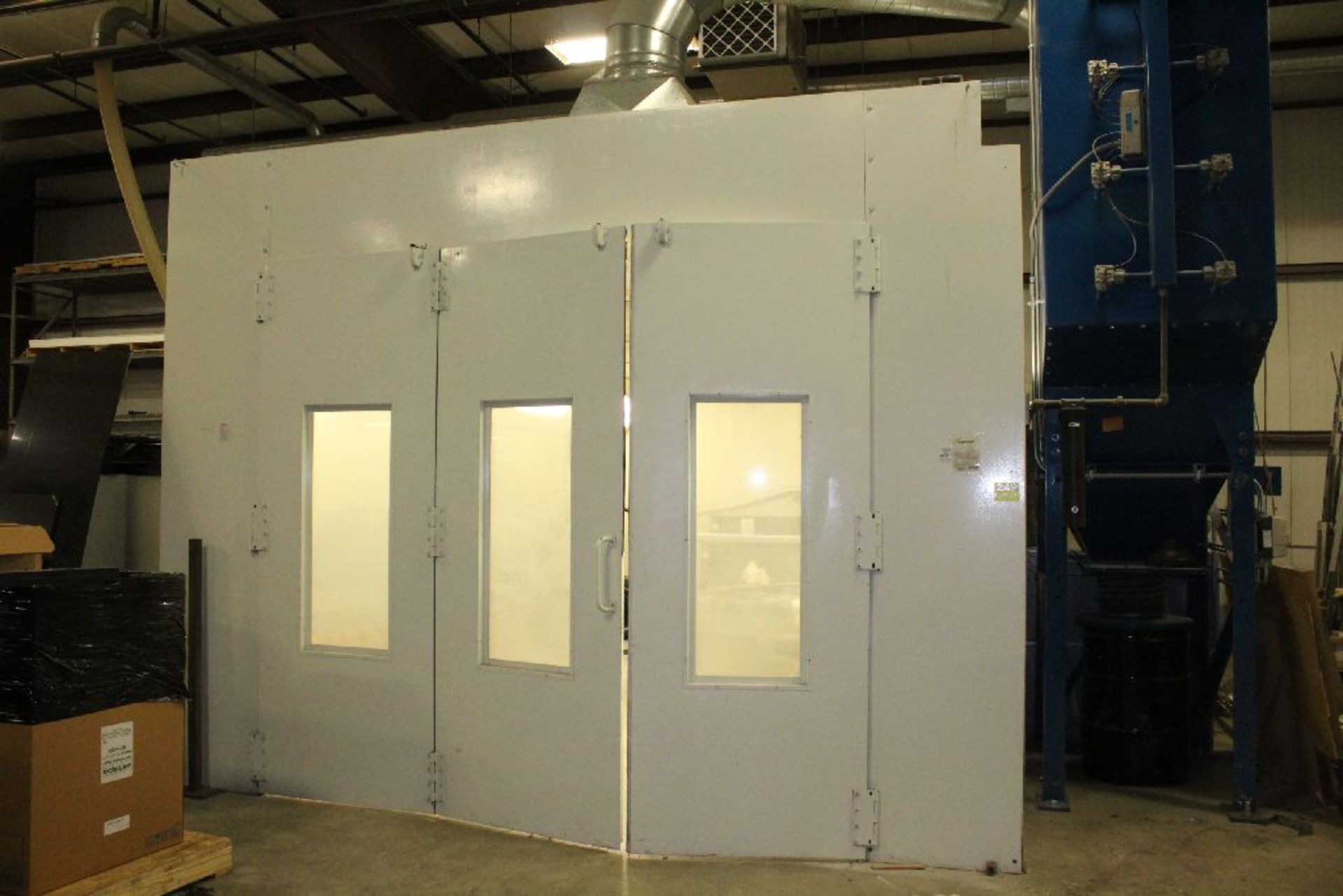 DRIVE IN PAINT BOOTH WITH INTEGRATED LIGHTING & FILTER