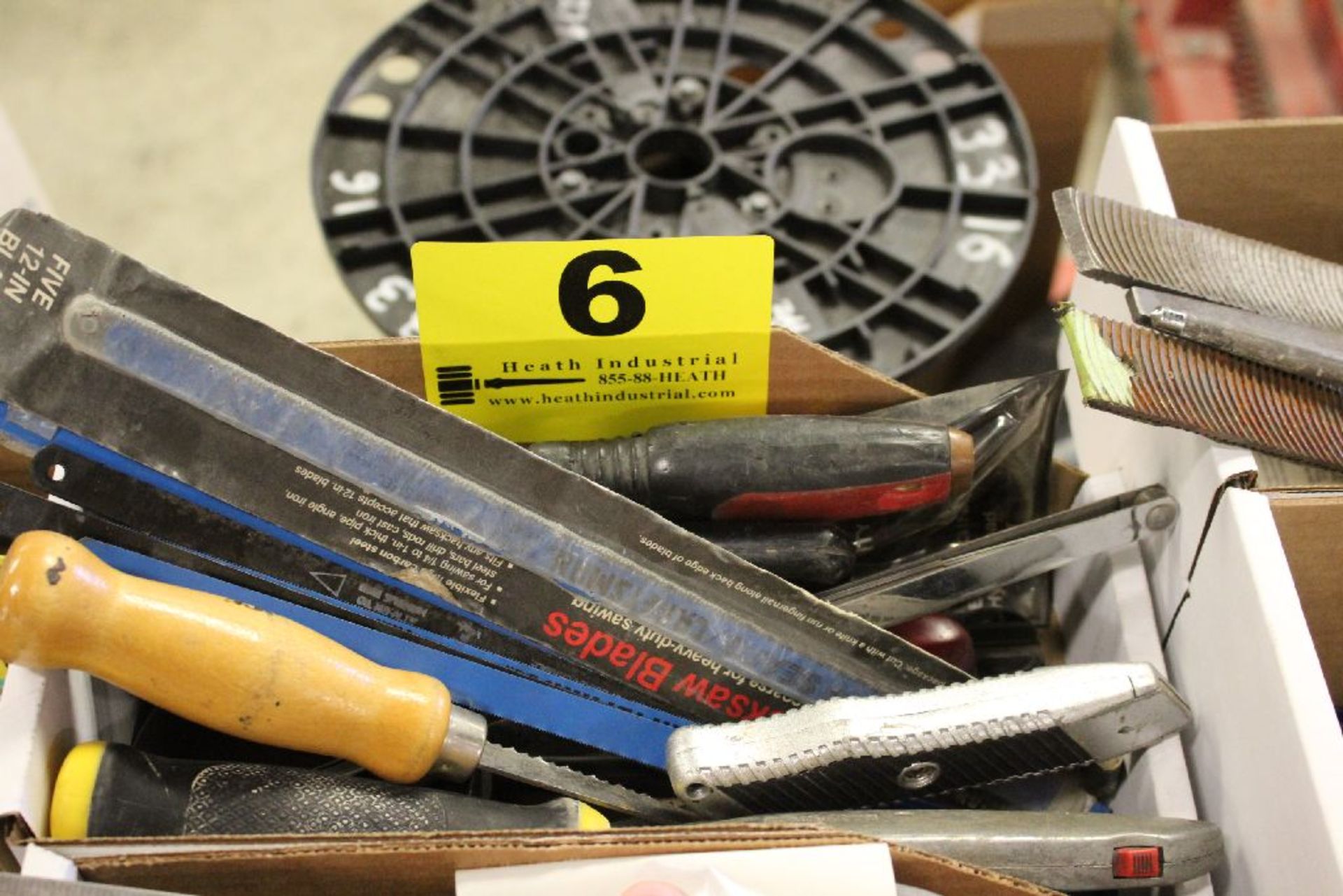 ASSORTED BOX CUTTERS AND HAND SAWS IN BOX