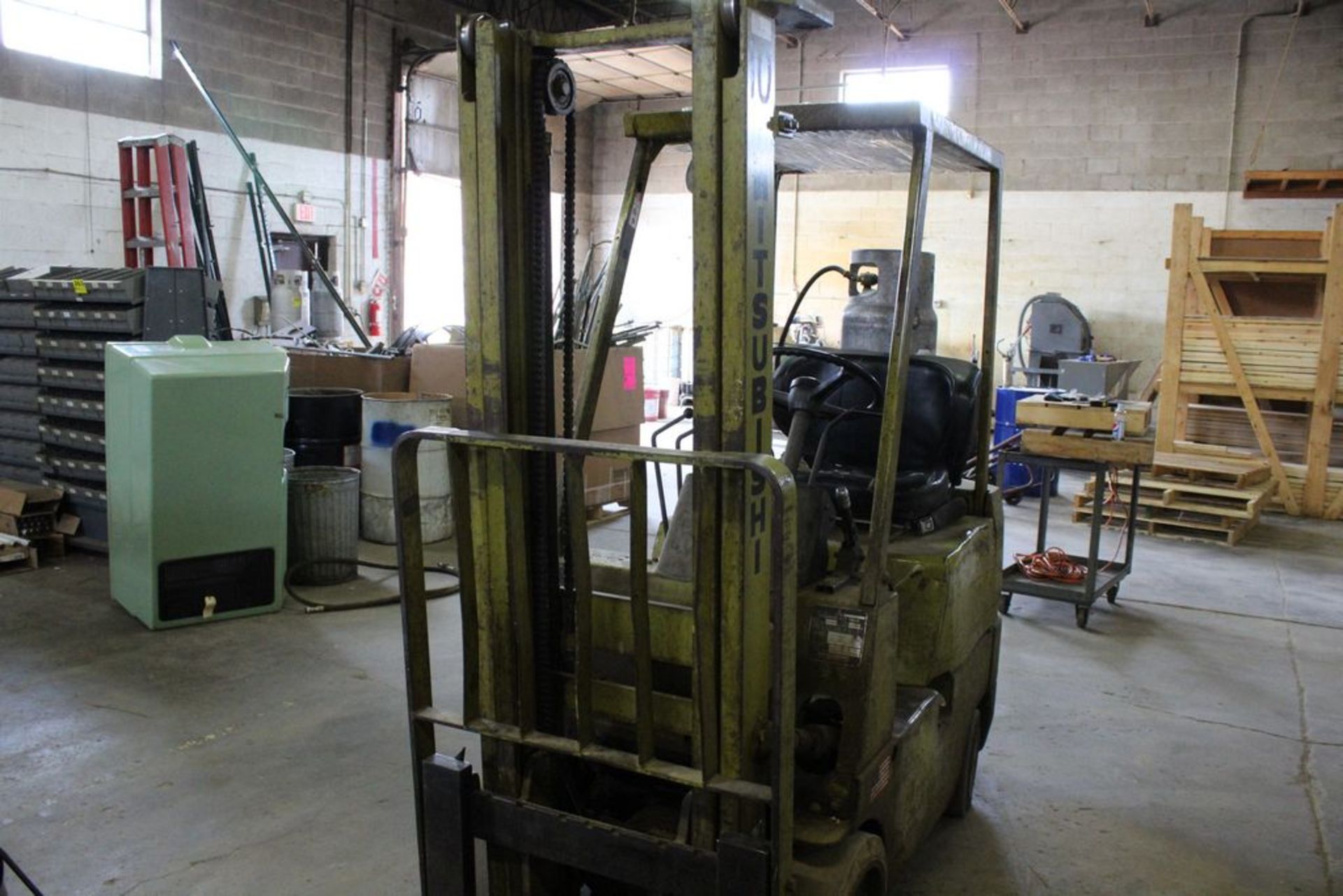 MITSUBISHI 3,000 LB. MODEL GC-15 LP GAS FORKLIFT TRUCK, S/N F81-51979, 130ö MAX. LIFT, DUAL MAST, - Bild 3 aus 5