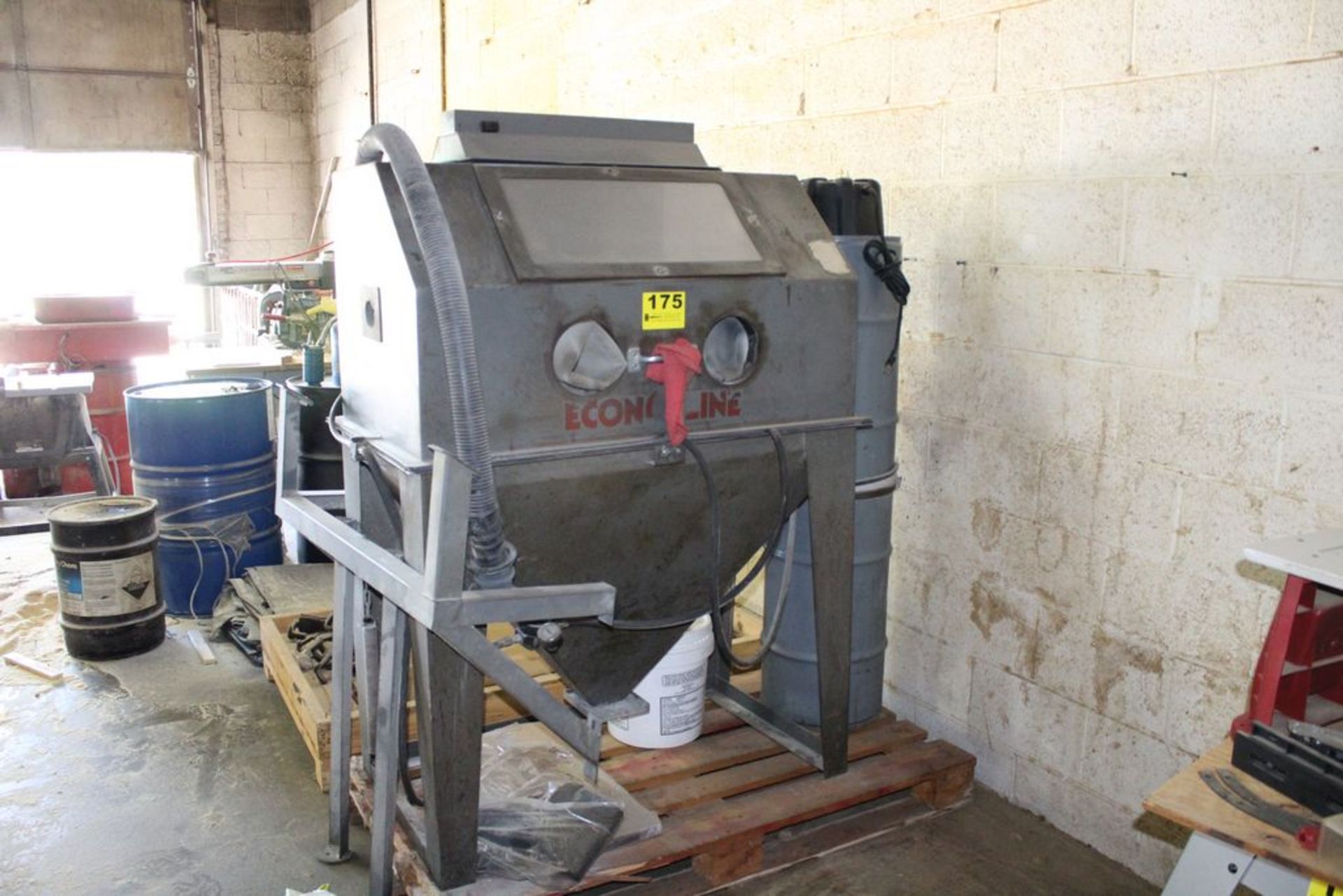 ECONOLINE SAND BLAST CABINET WITH DUST COLLECTOR