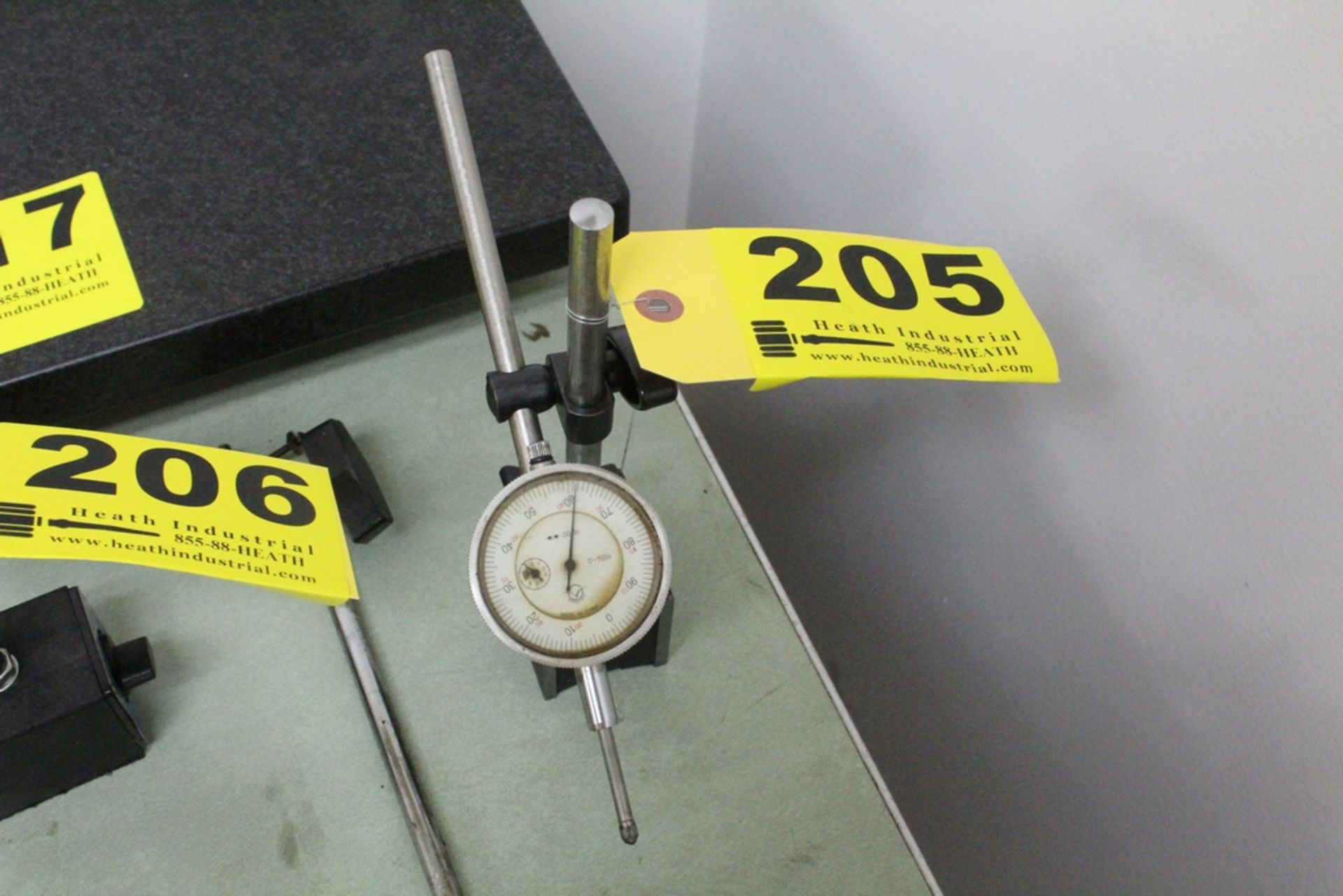 DIAL INDICATOR WITH MAGNETIC BASE