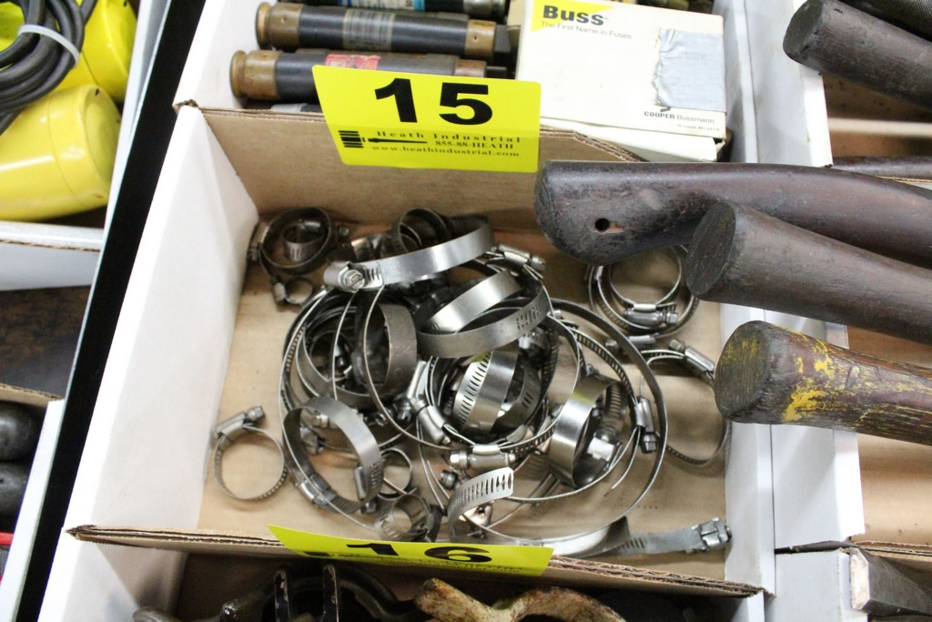 ASSORTED HOSE CLAMPS IN BOX