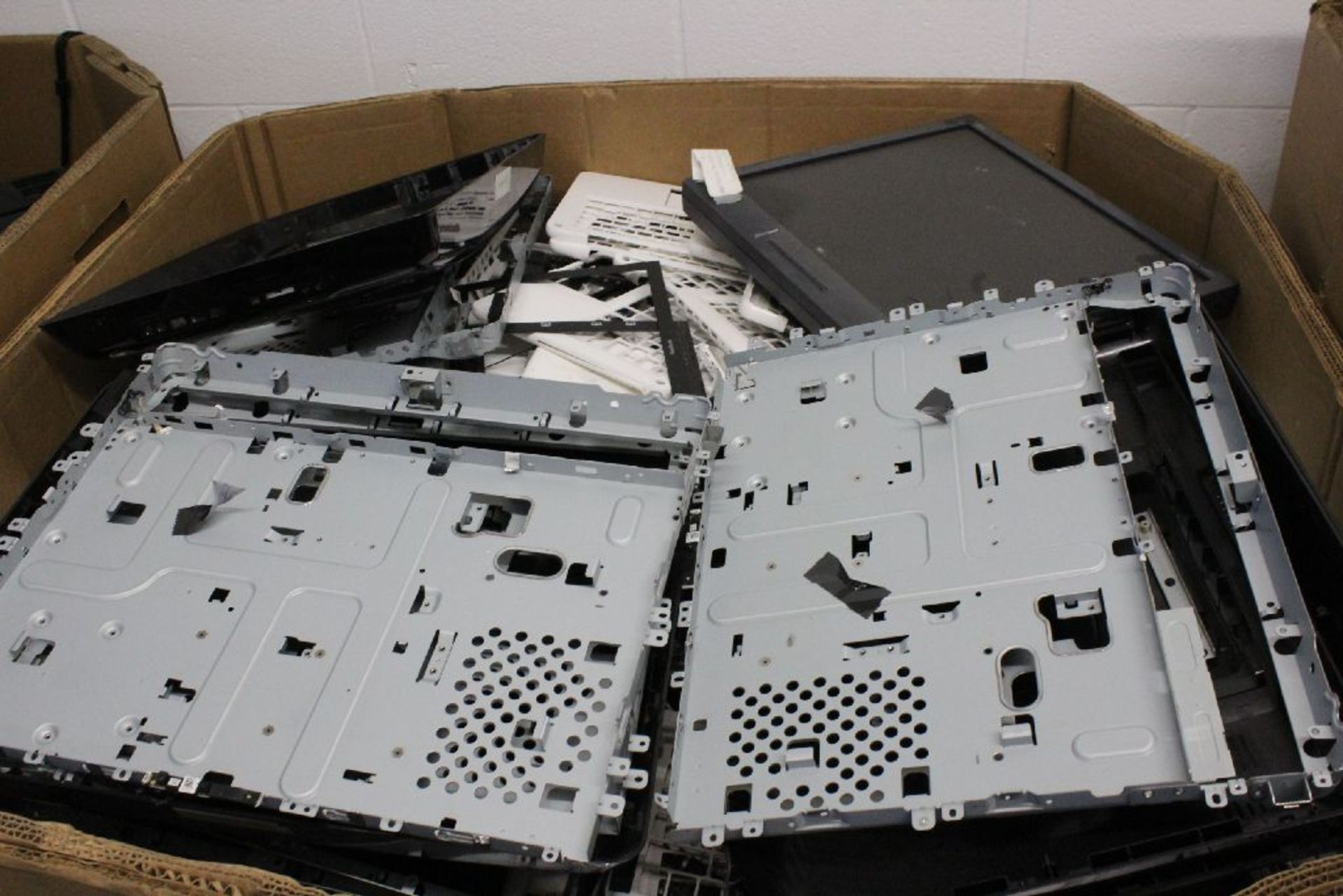 ASSORTED ELECTRONIC SCRAP INCLUDING PLASTIC HOUSING AND COMPUTER COMPONENTS - Image 2 of 2