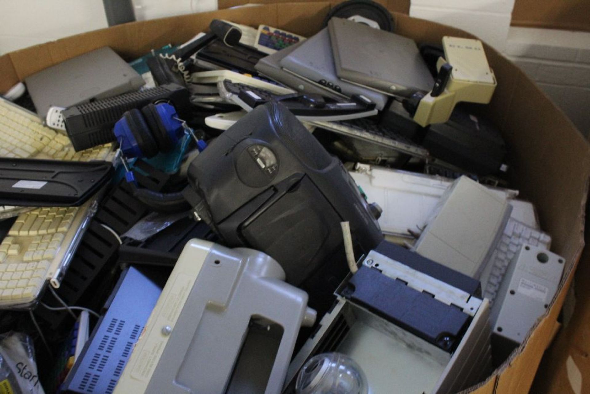 ASSORTED ELECTRONIC SCRAP INCLUDING KEYBOARDS, PROJECTORS, AND PLASTIC HOUSINGS - Image 2 of 2