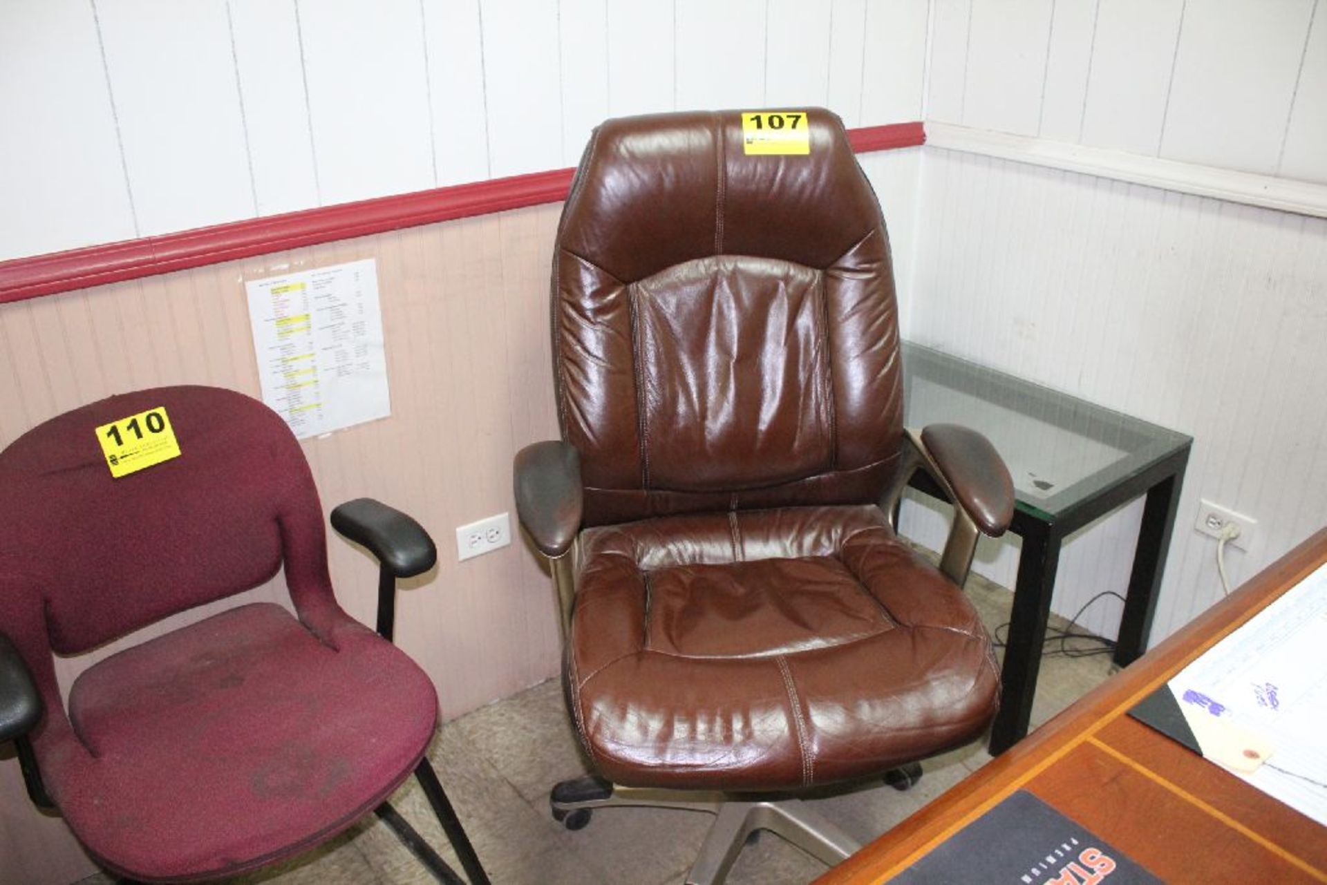 LEATHER EXECUTIVE ARMCHAIR WITH CASTERS