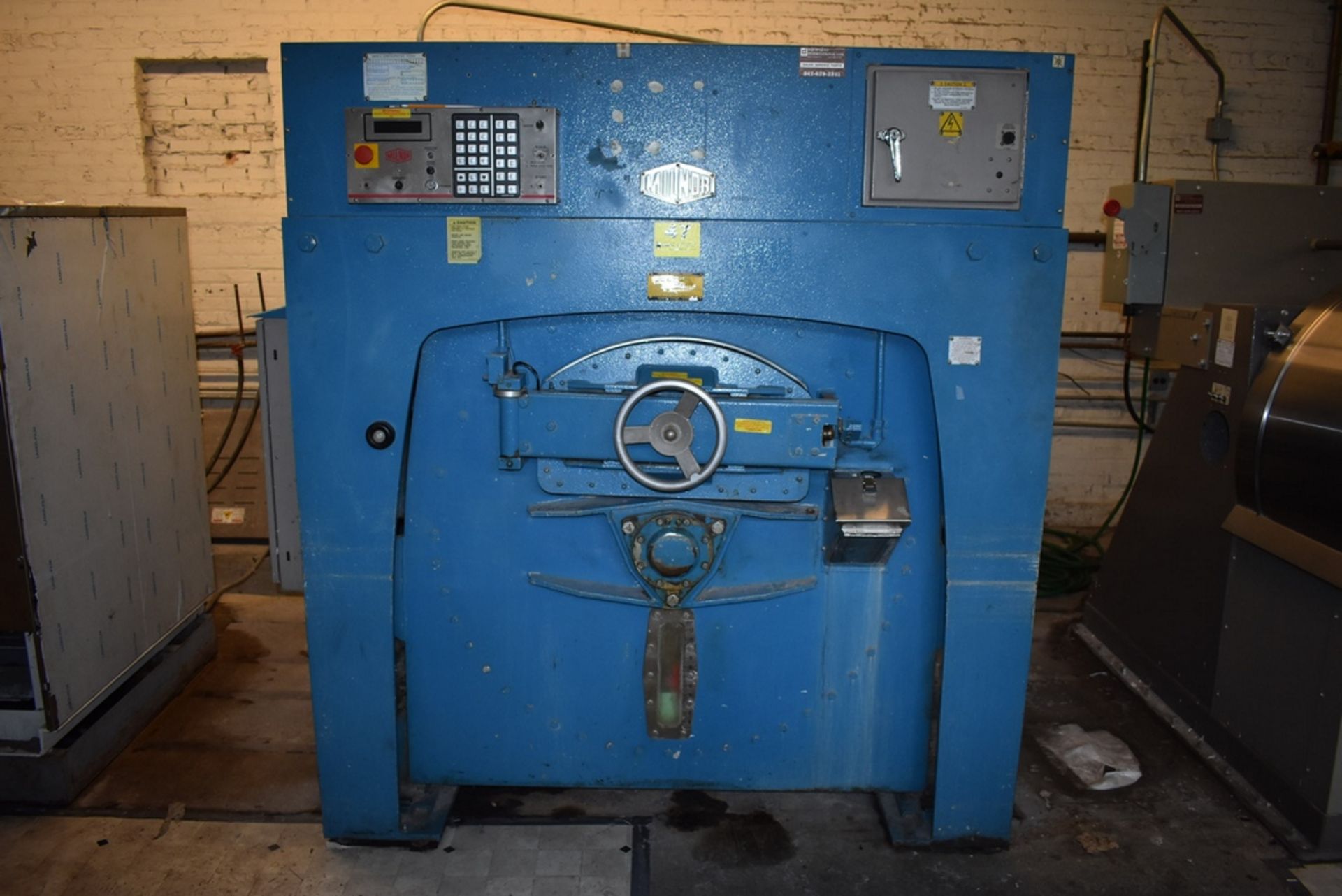 PELLERIN MILNOR 200LB CAP 4244WP2 DIVIDED CYLINDER INDUSTRIAL WASHER S/N: AAV/6296401 (1993) - Image 2 of 7