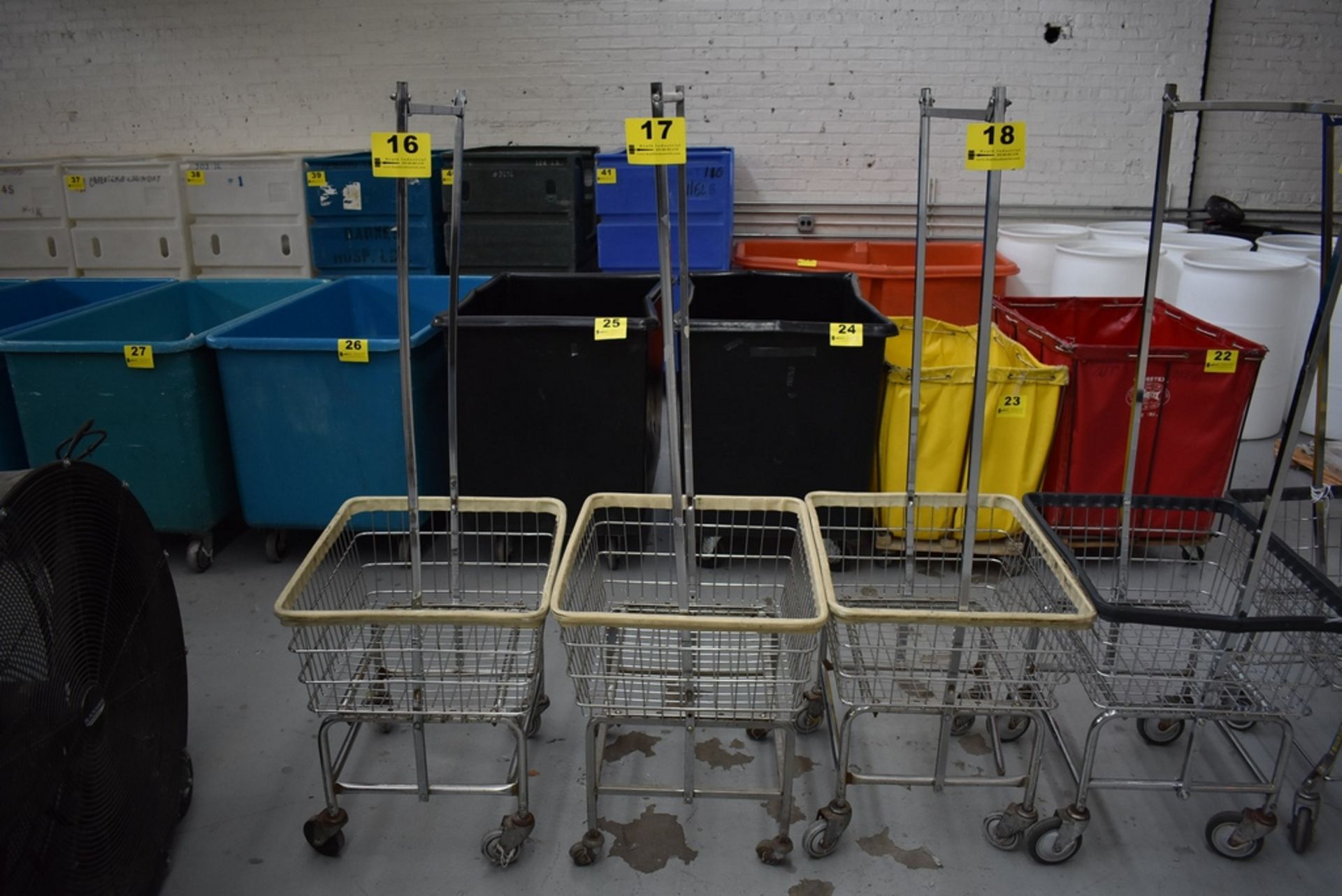 26"X21"X11" DEEP METAL FRAME PORTABLE LAUNDRY CART W/HANGER RACK