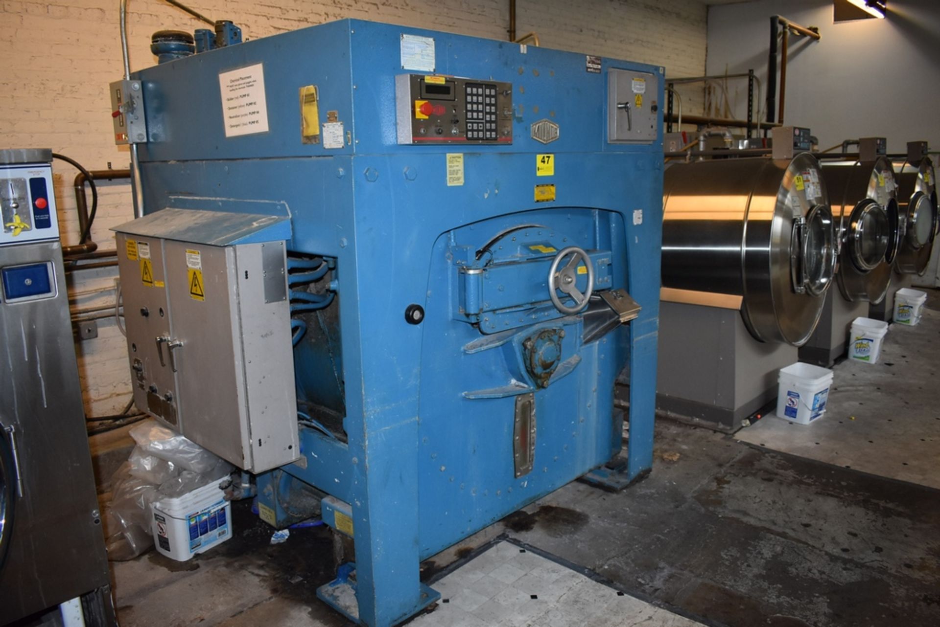 PELLERIN MILNOR 200LB CAP 4244WP2 DIVIDED CYLINDER INDUSTRIAL WASHER S/N: AAV/6296401 (1993) - Image 3 of 7