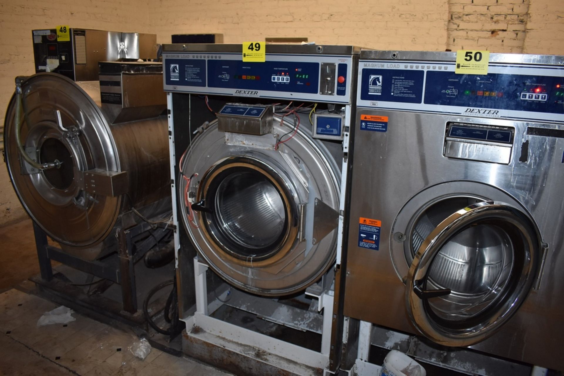 DEXTER 75LB CAP S/S THOROUGHBRED 1200 MAGNUM LOAD WCAD75KCS-12 COIN-OPERATED WASHER S/N: - Image 2 of 3