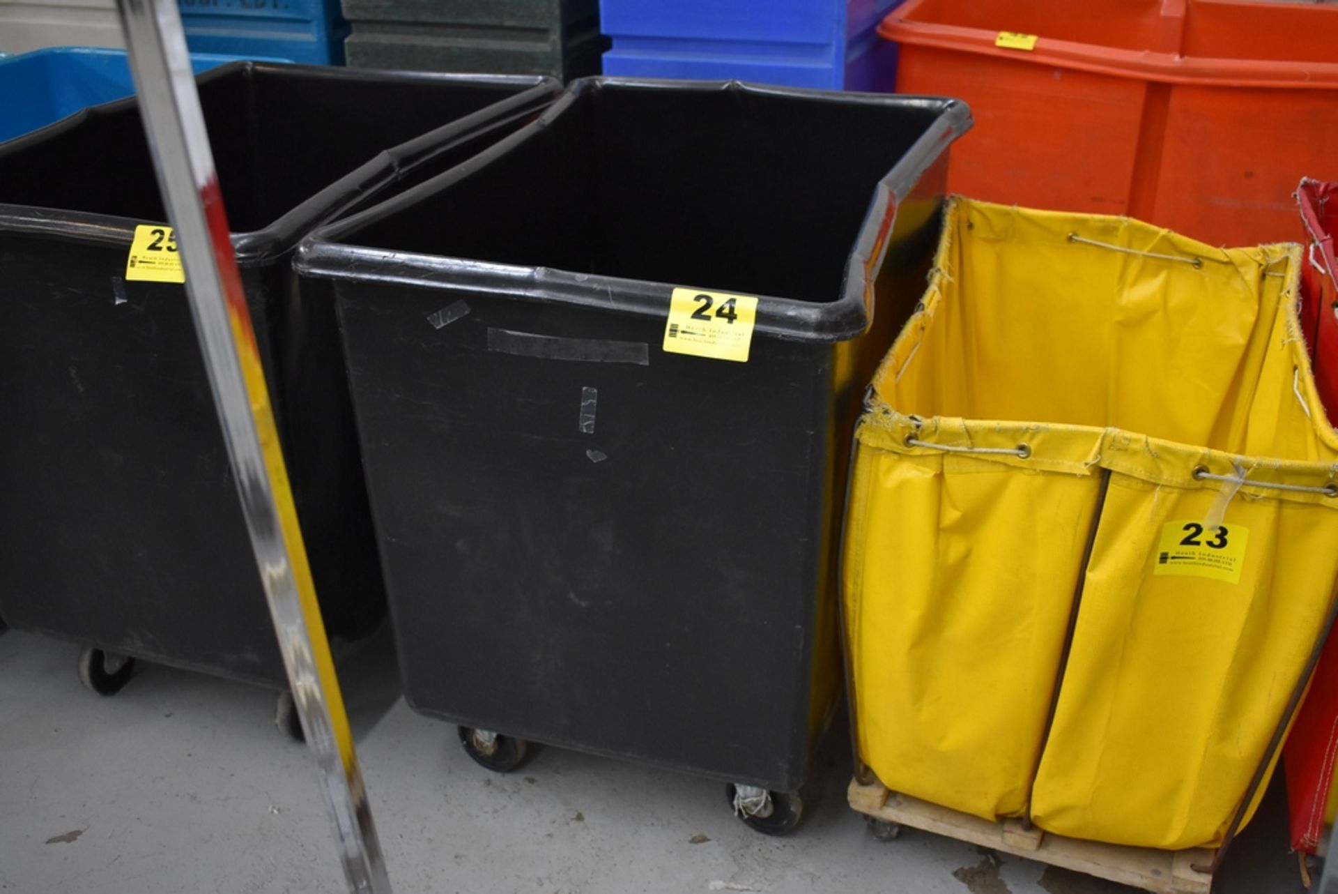 26"X30"X40" DEEP PLASTIC PORTABLE LAUNDRY CART