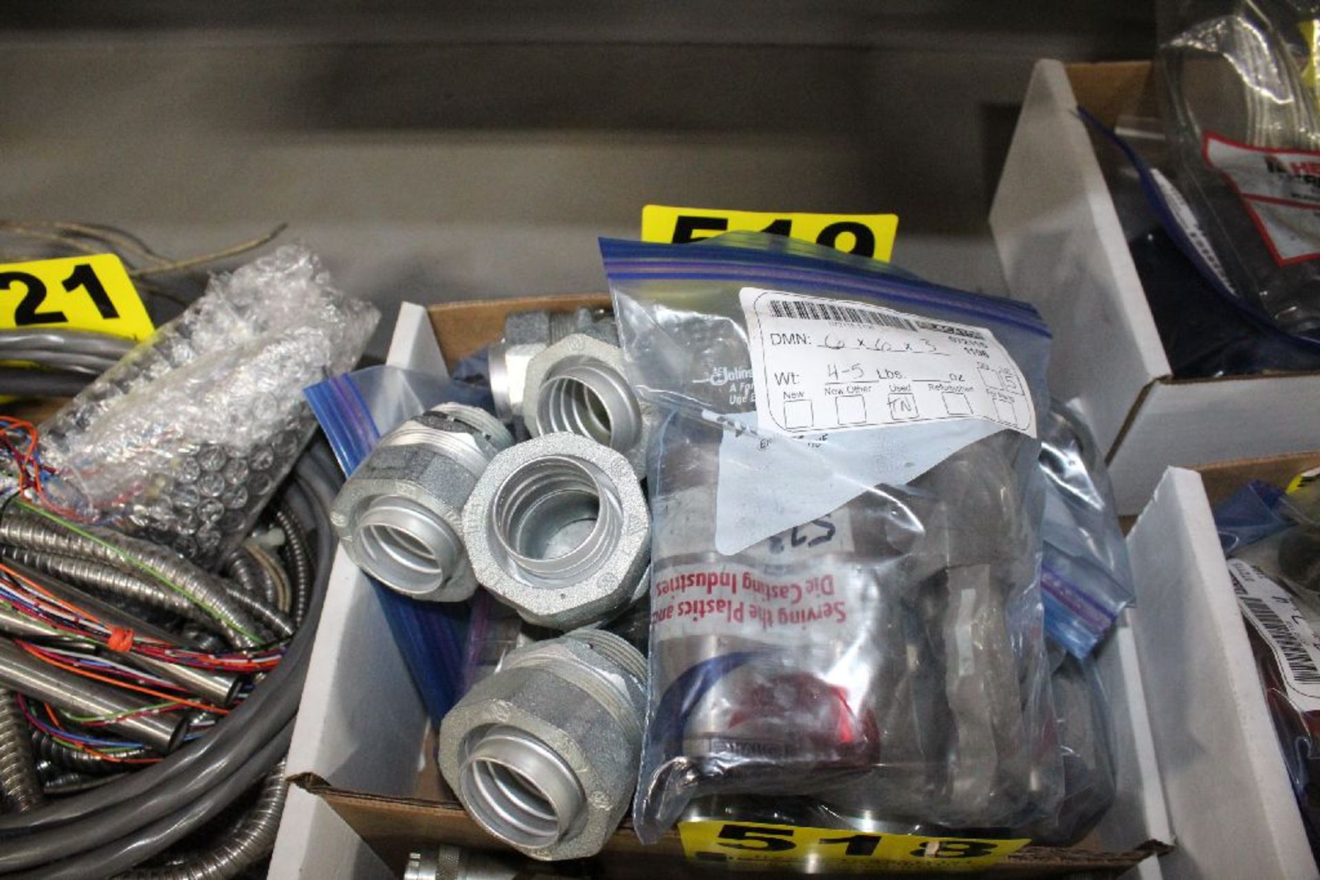 ASSORTED CONDUIT CONNECTORS IN BOX