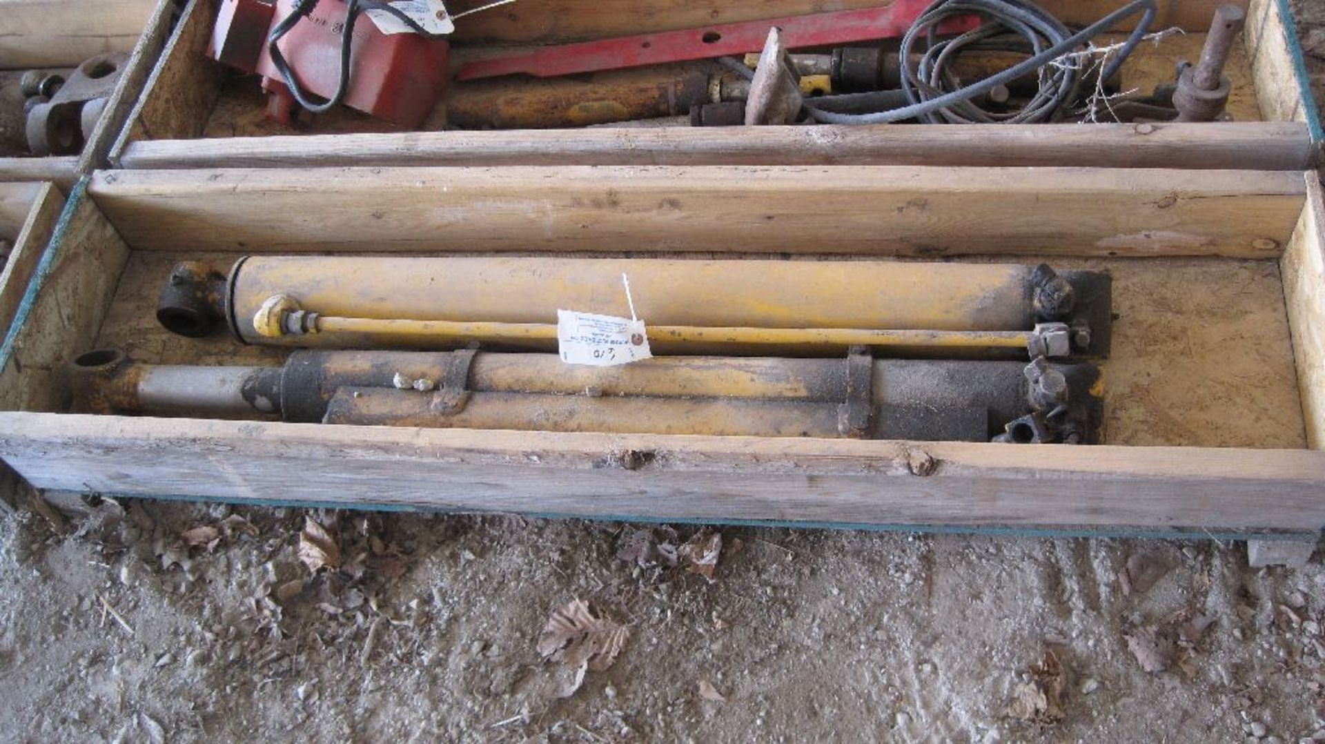 Deere hydraulic cylinders.