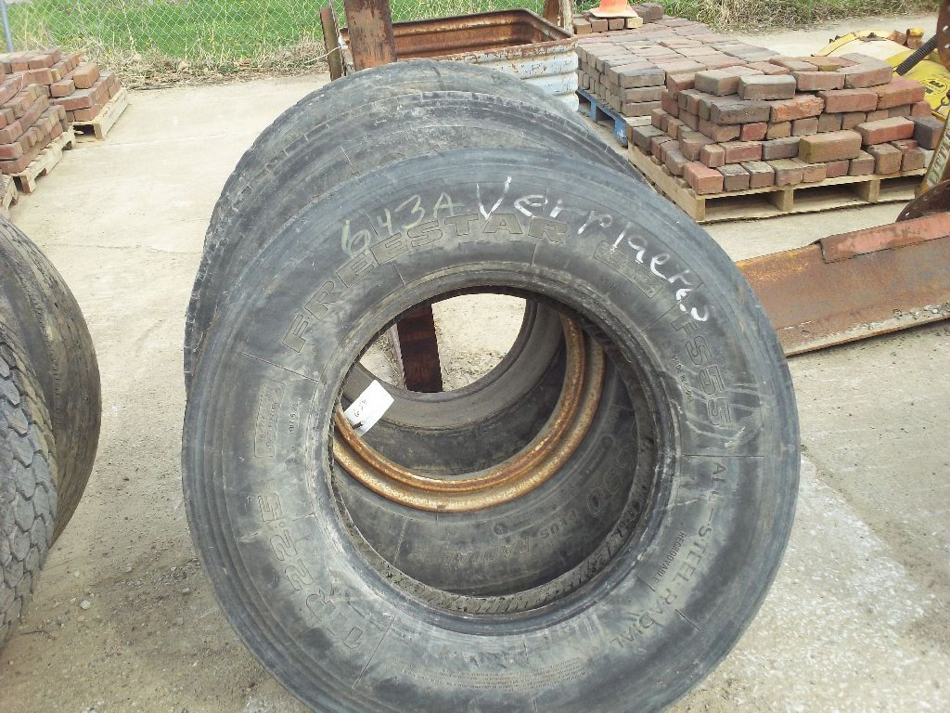 11R22.5 Dayton tire, wheel.