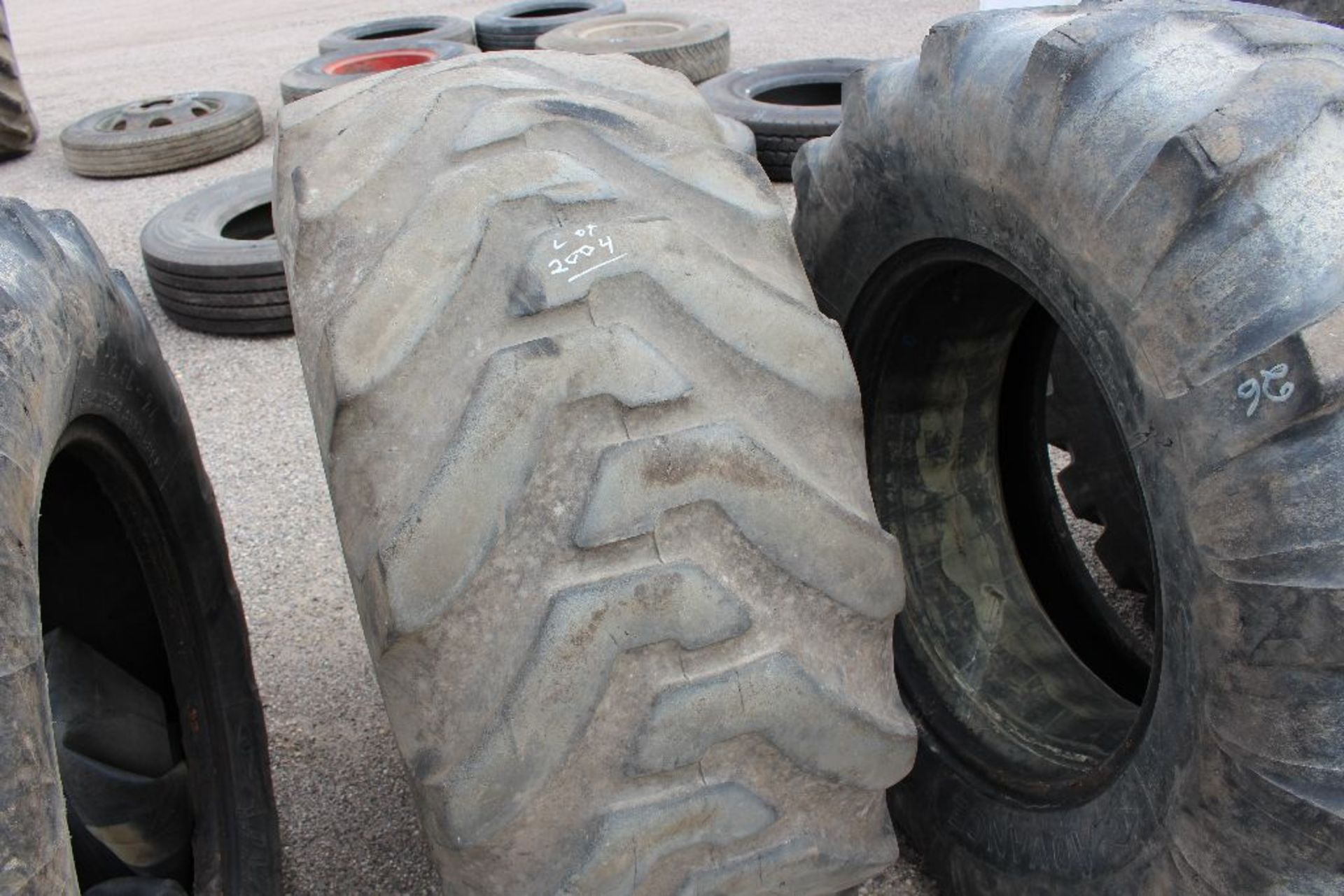 Firestone 17.5 L -24 tire.