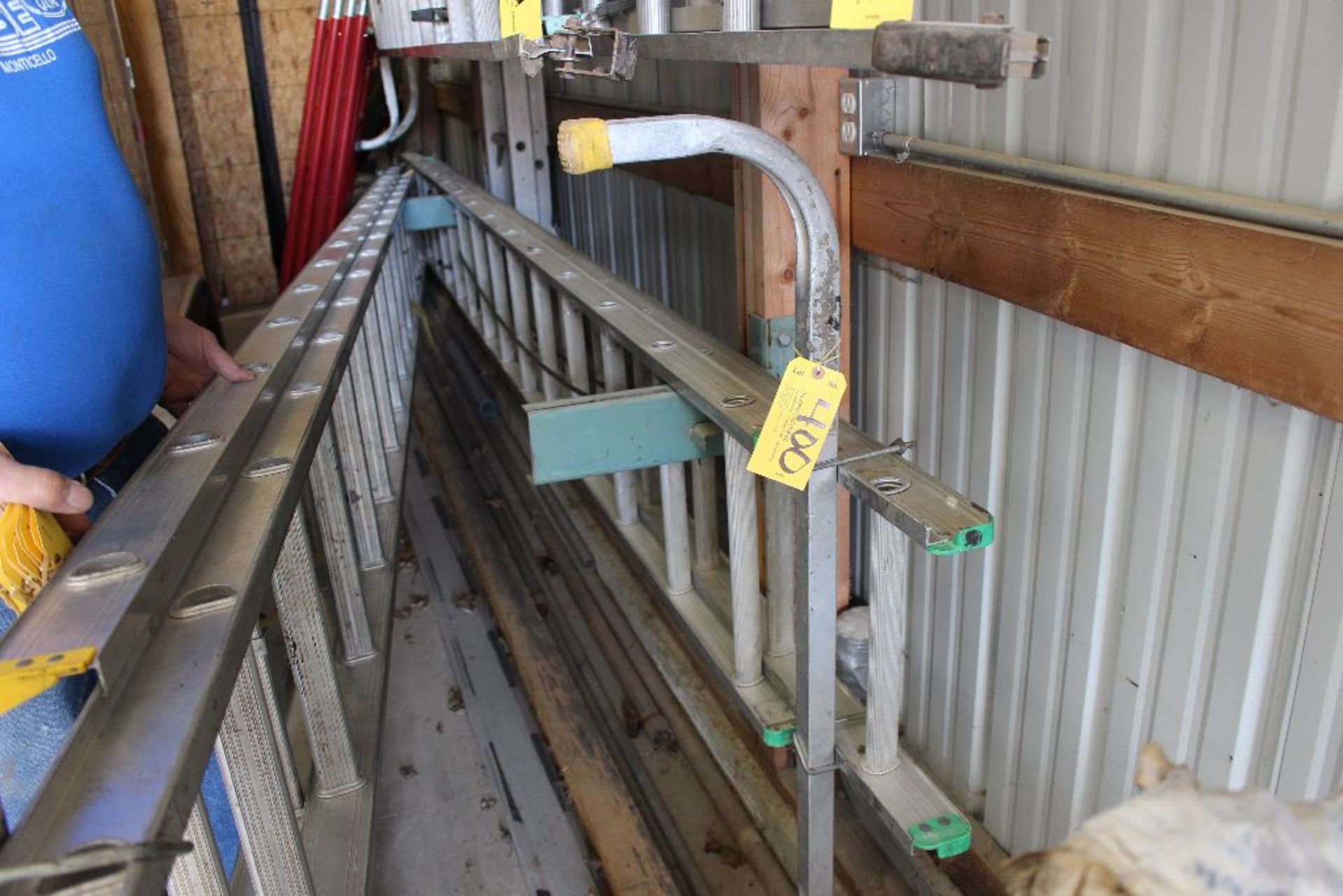 Aluminum extension ladder, 28'.
