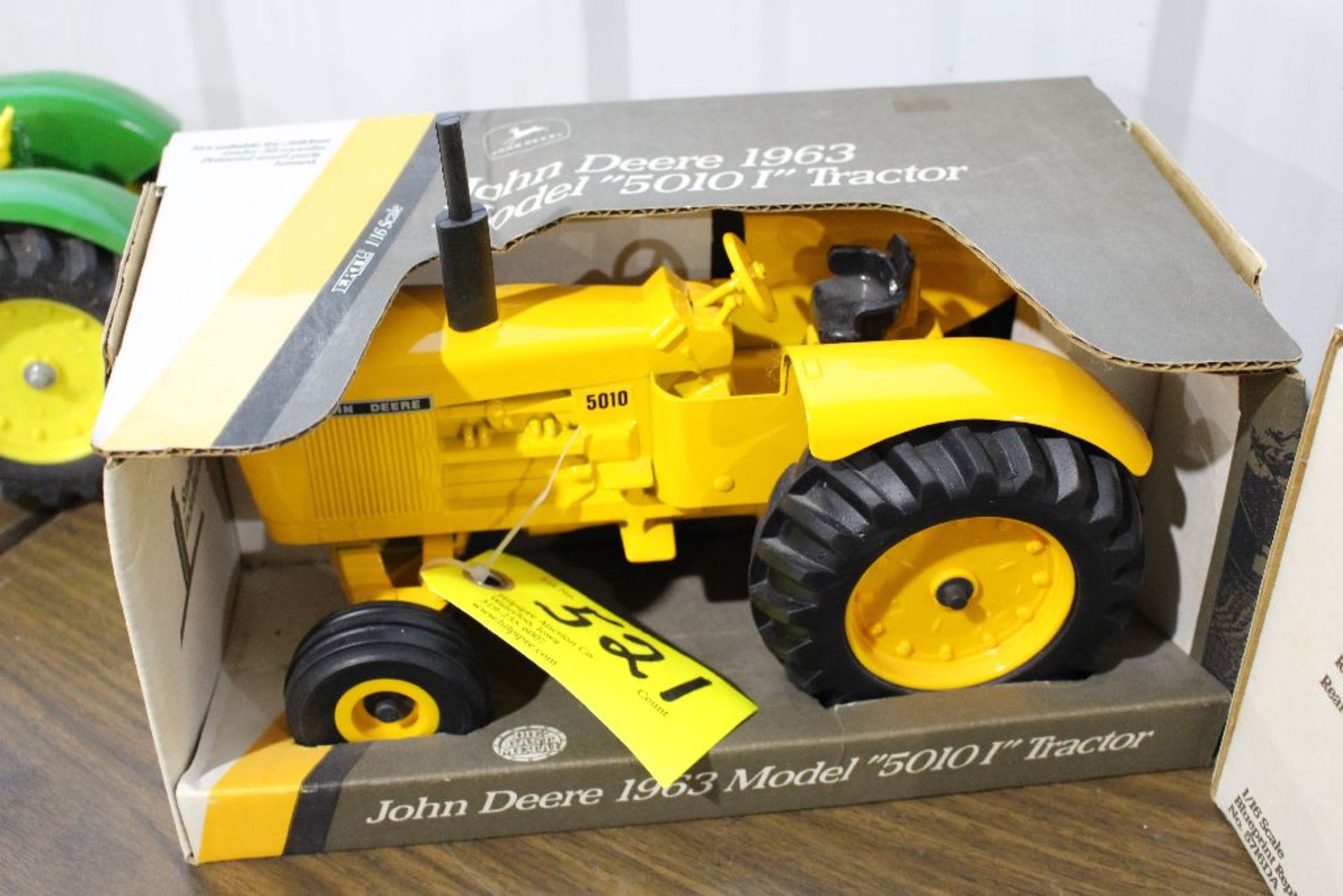 John Deere 1963, 5010 I, in box, 1/16 scale model.