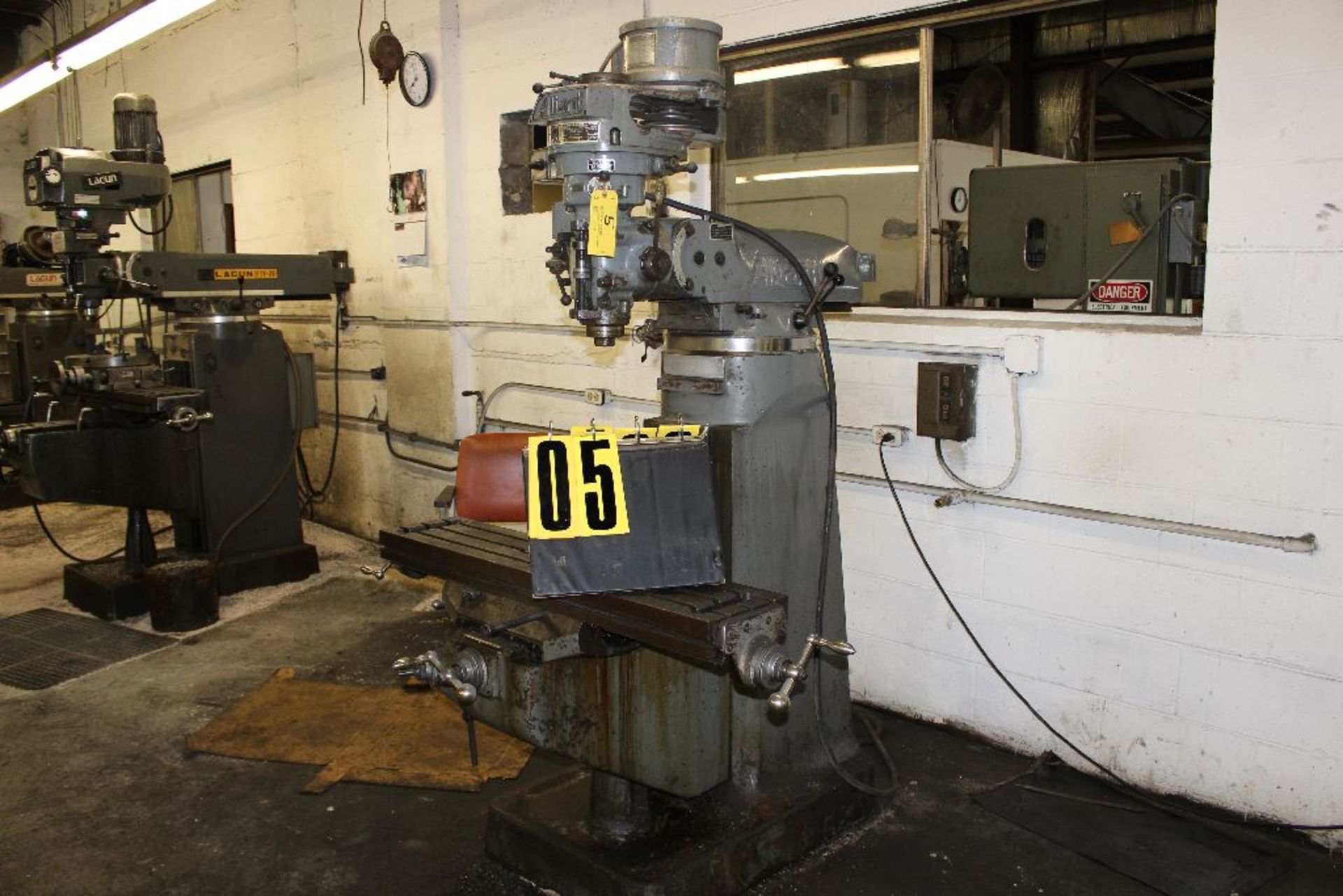 Alliant vertical milling machine, s/n 730842, step pulley head, model 1-1/2TCS, 68-2,280 rpm, 9" x - Image 2 of 2