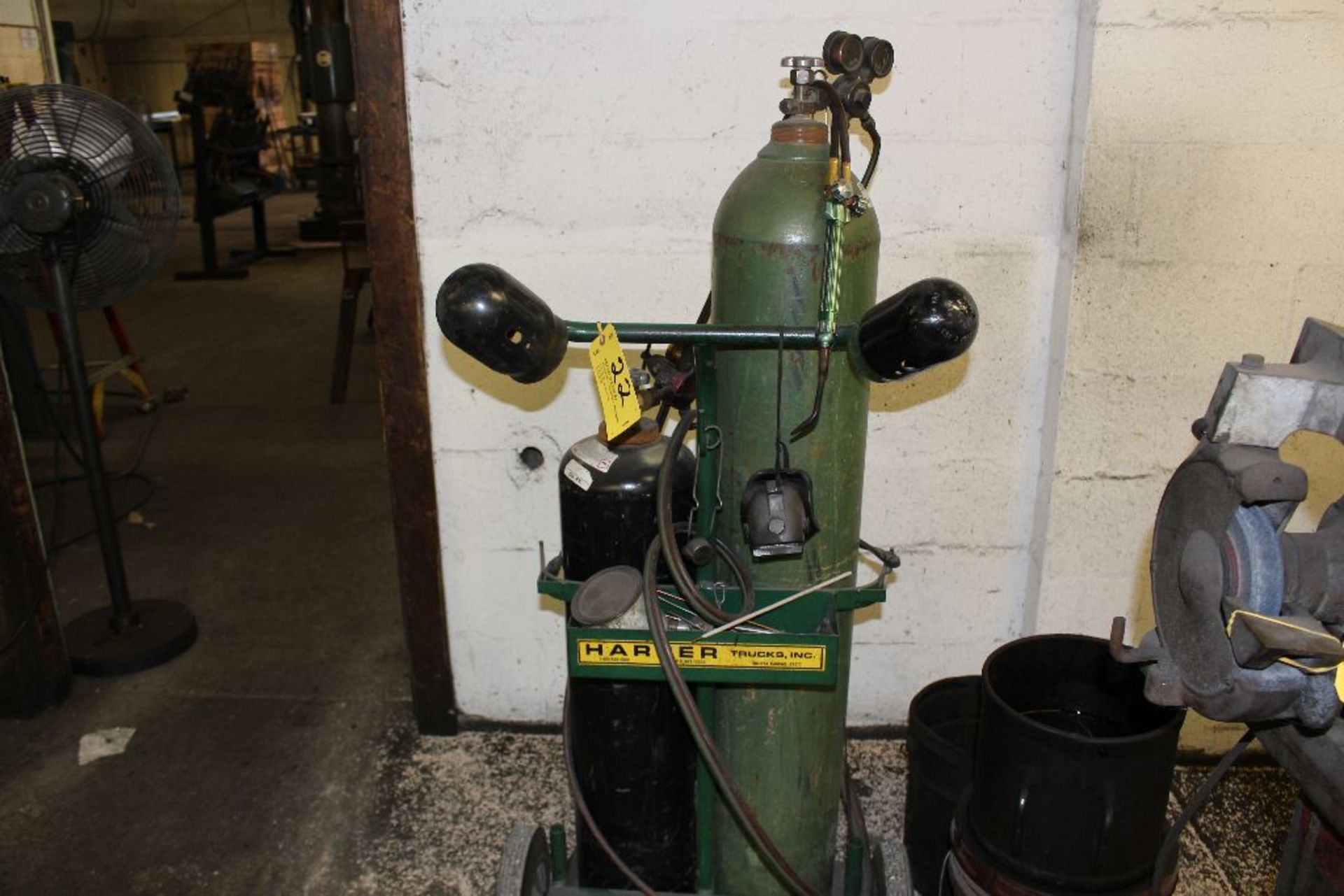 Oxygen acetylene torch, no tanks, does have the cart, hoses, gauges and torch.