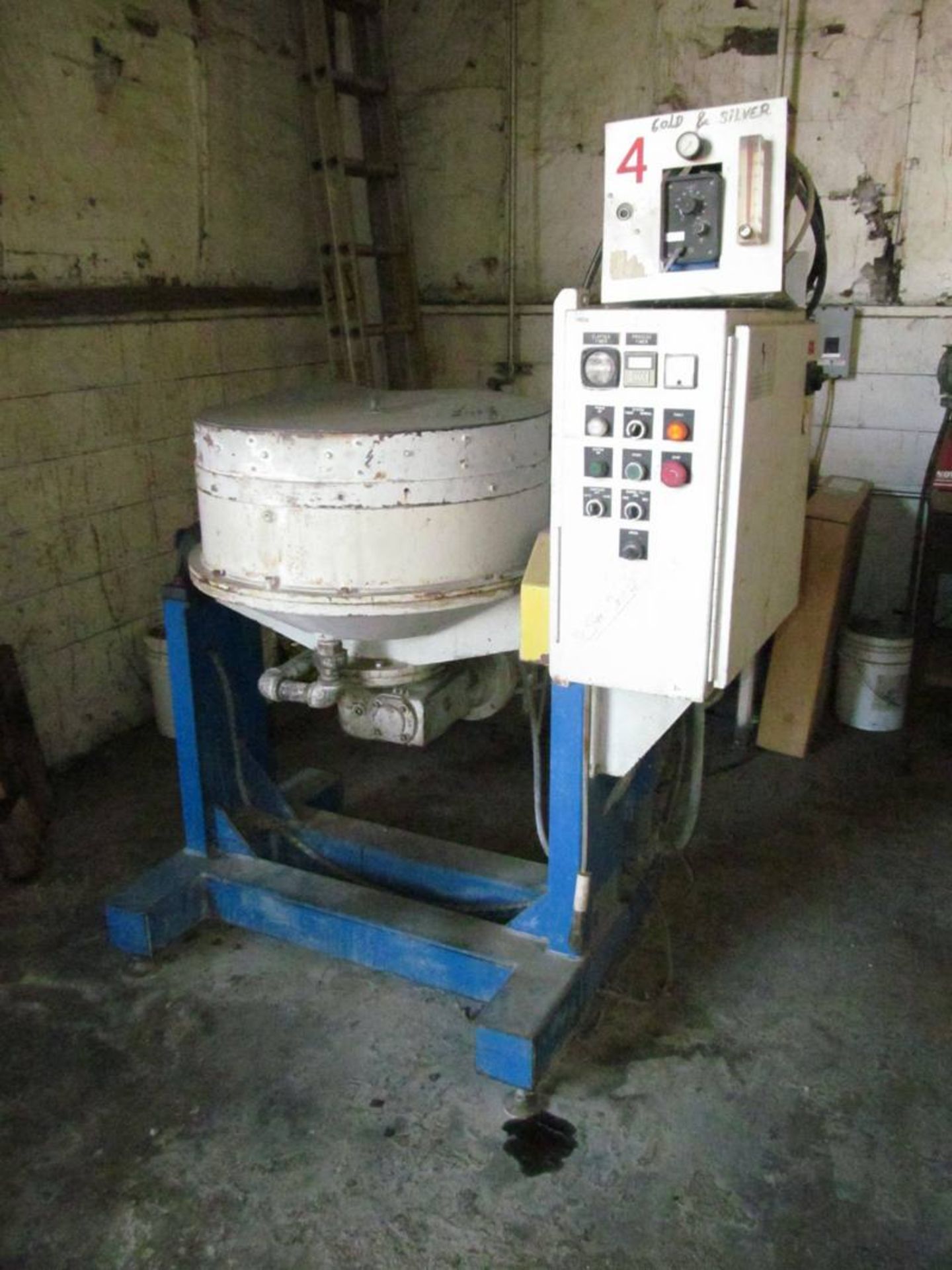 Tipton Model EFF 105R 105-Liter Vibratory Finisher