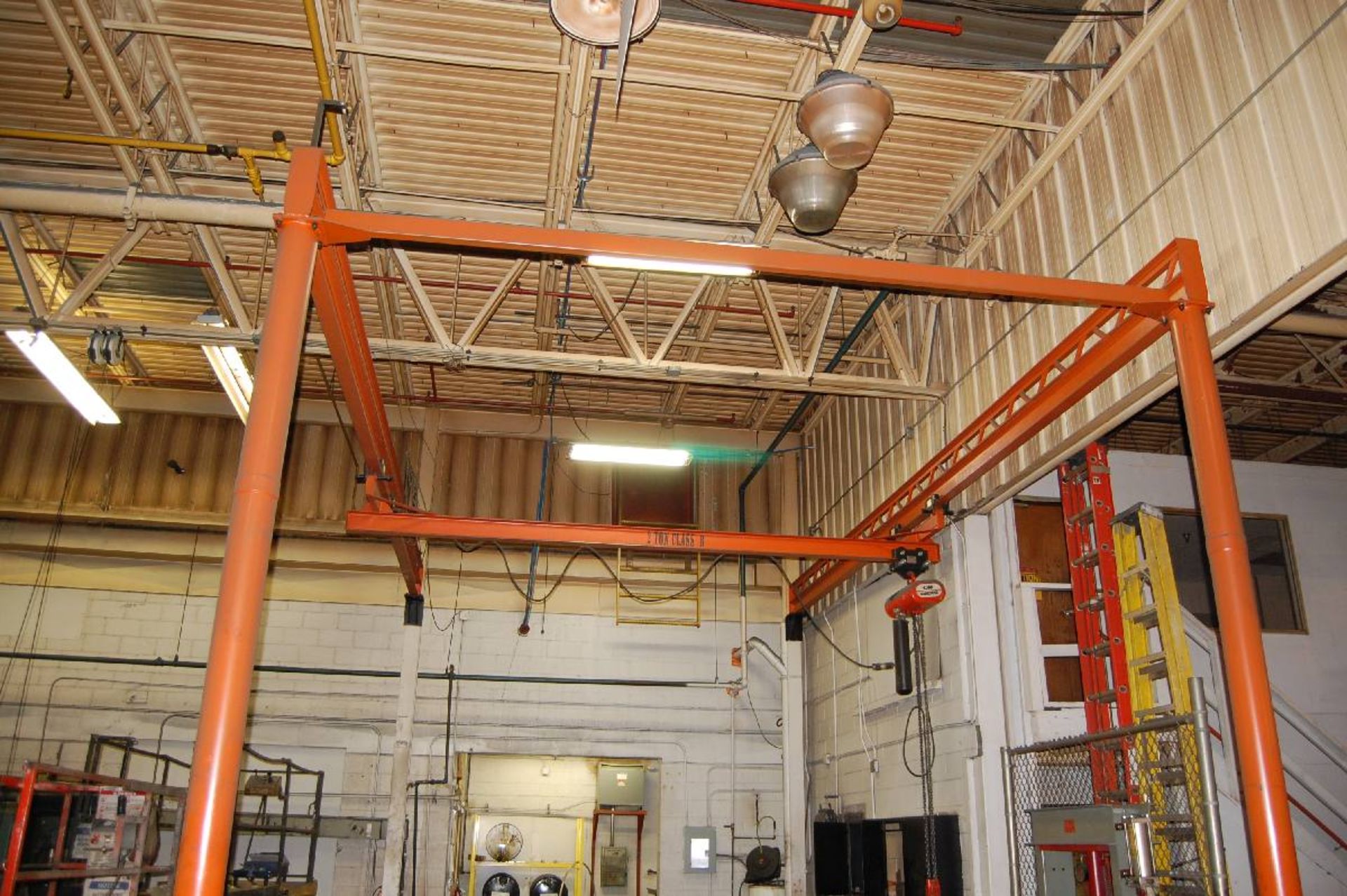 Approx. 14' x 25' x 15' H Self-Contained Crane System