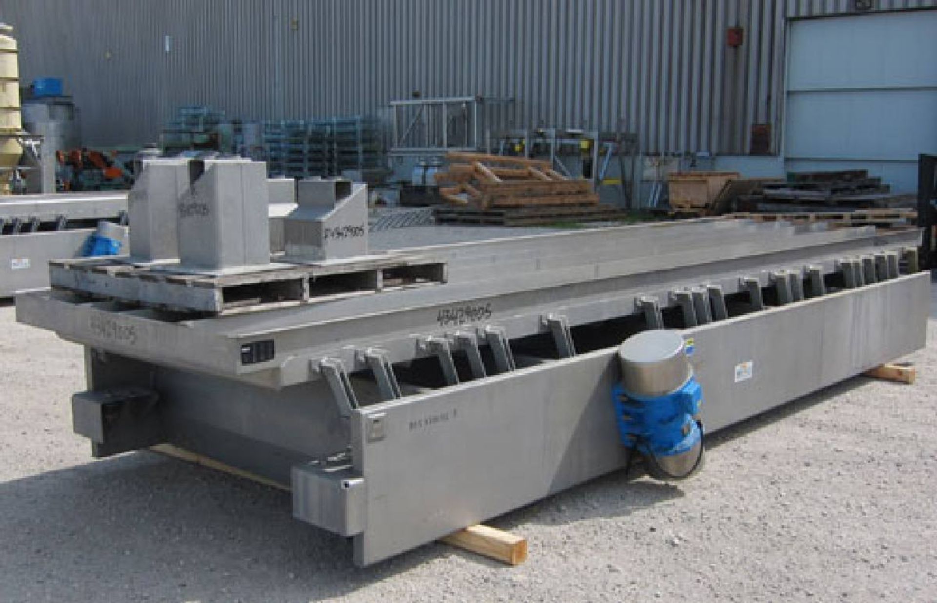 Key Technology Model 432554-1 5 Lane ISO-FLO Vibratory Conveyor - Image 3 of 13