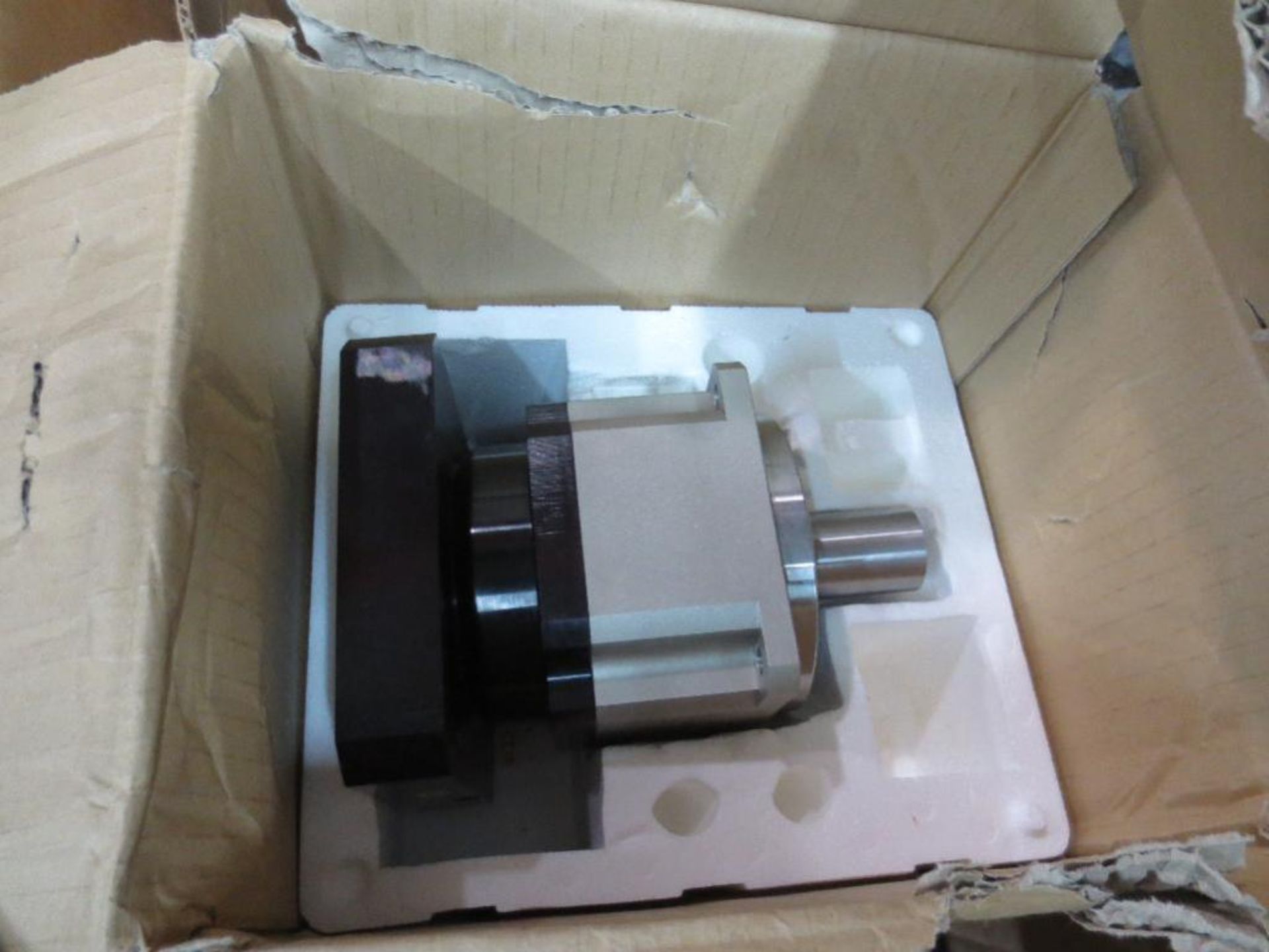 Boston worm gear reducer, small transformer, two servomotors and miscellaneous electrical components - Image 5 of 10