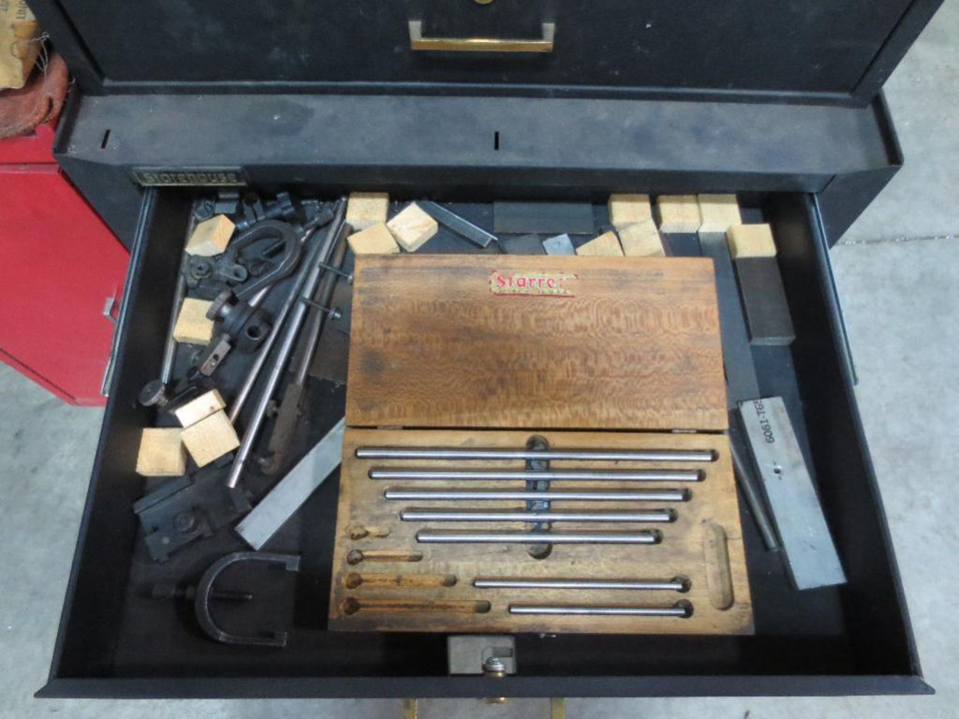 Storehouse tool box with small quantity of assorted contents - Image 4 of 4