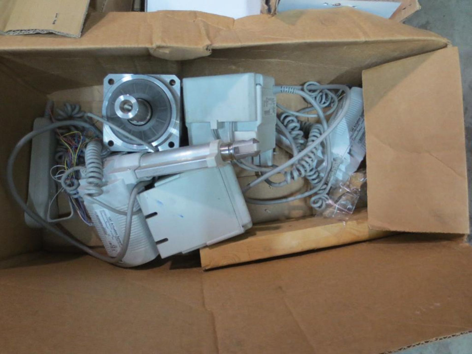 Boston worm gear reducer, small transformer, two servomotors and miscellaneous electrical components - Image 4 of 10