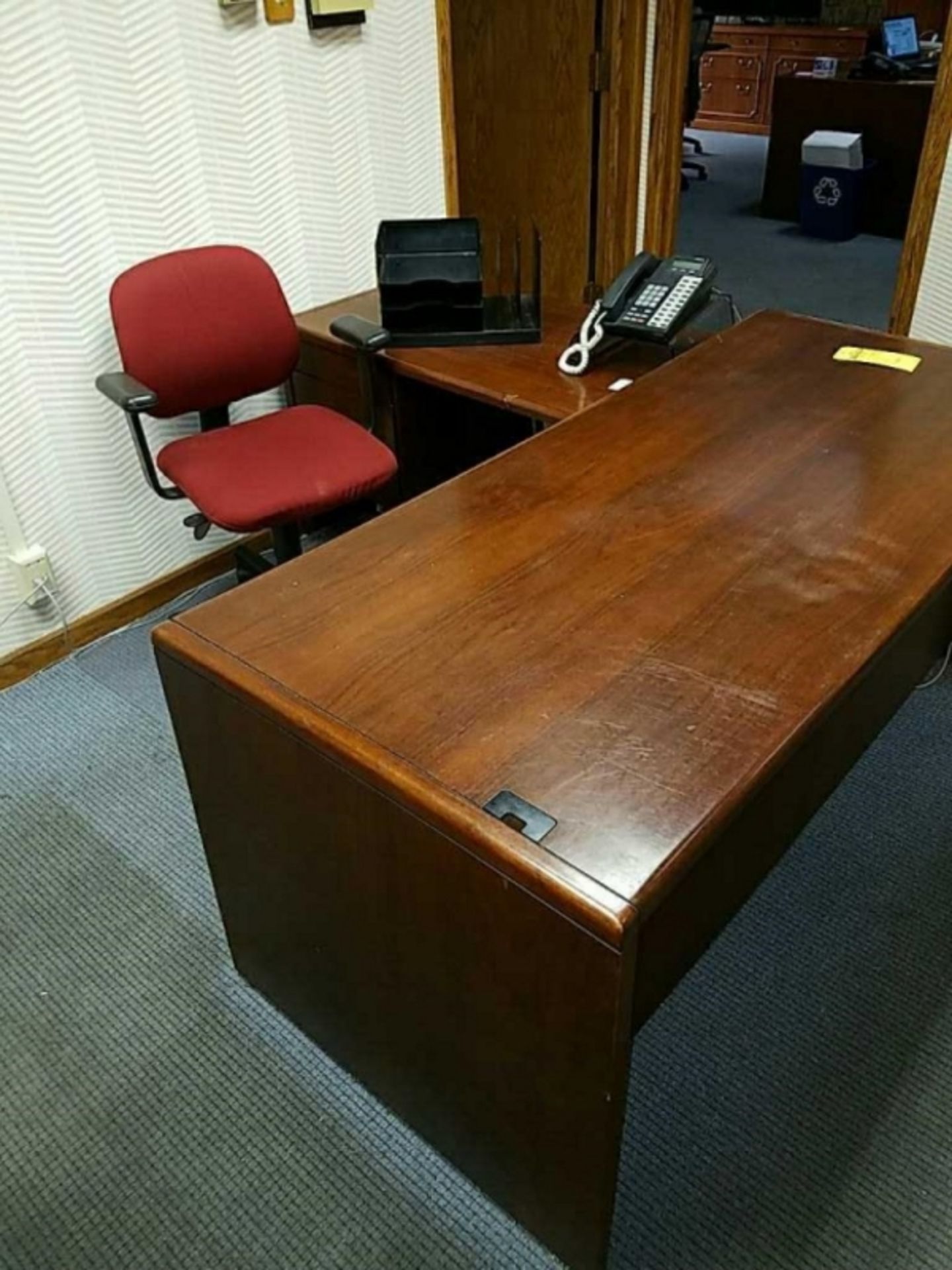 Administrative Assistant L shaped office system - Image 6 of 9