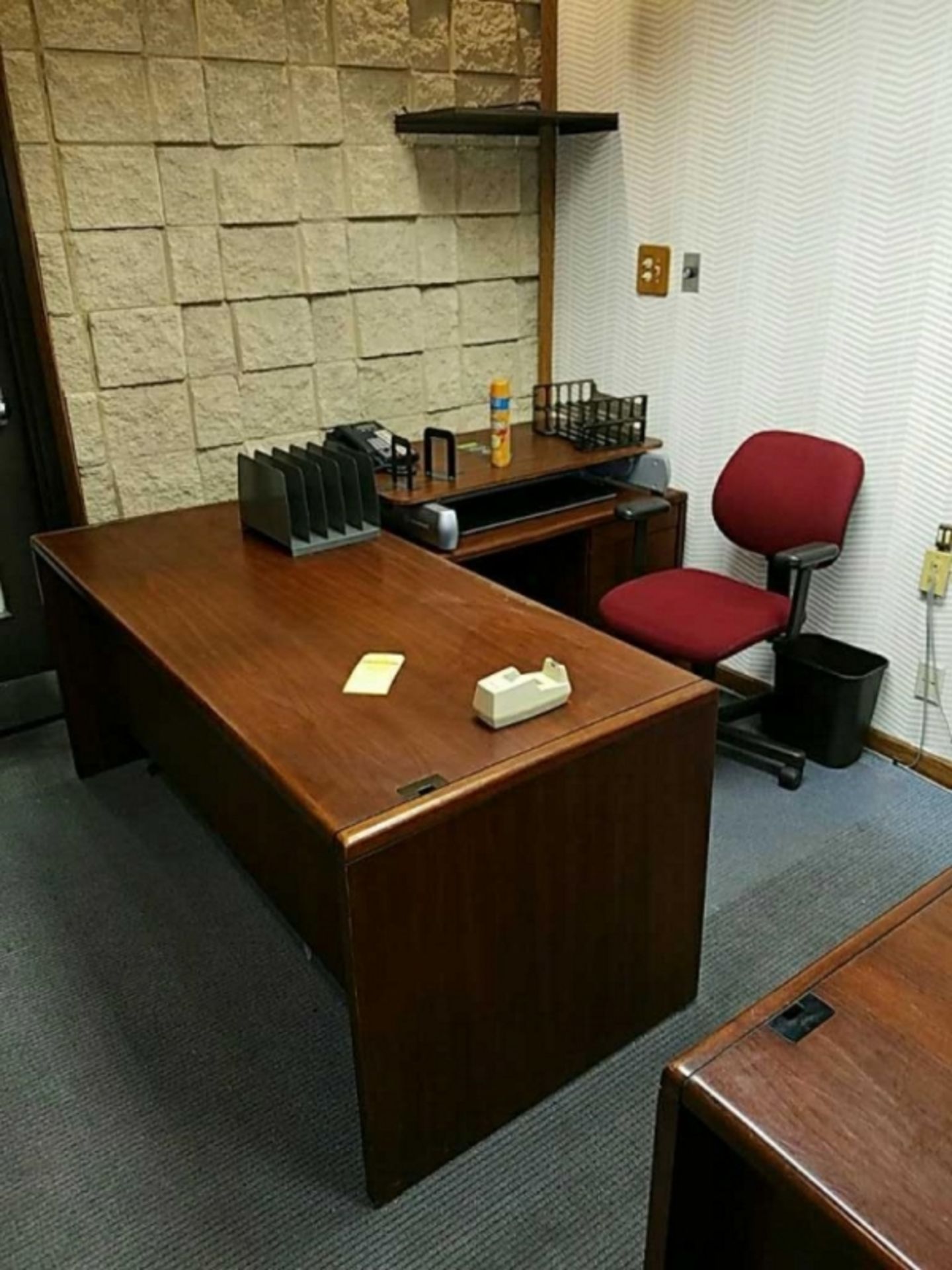 Administrative Assistant L-shaped office system - Image 3 of 9