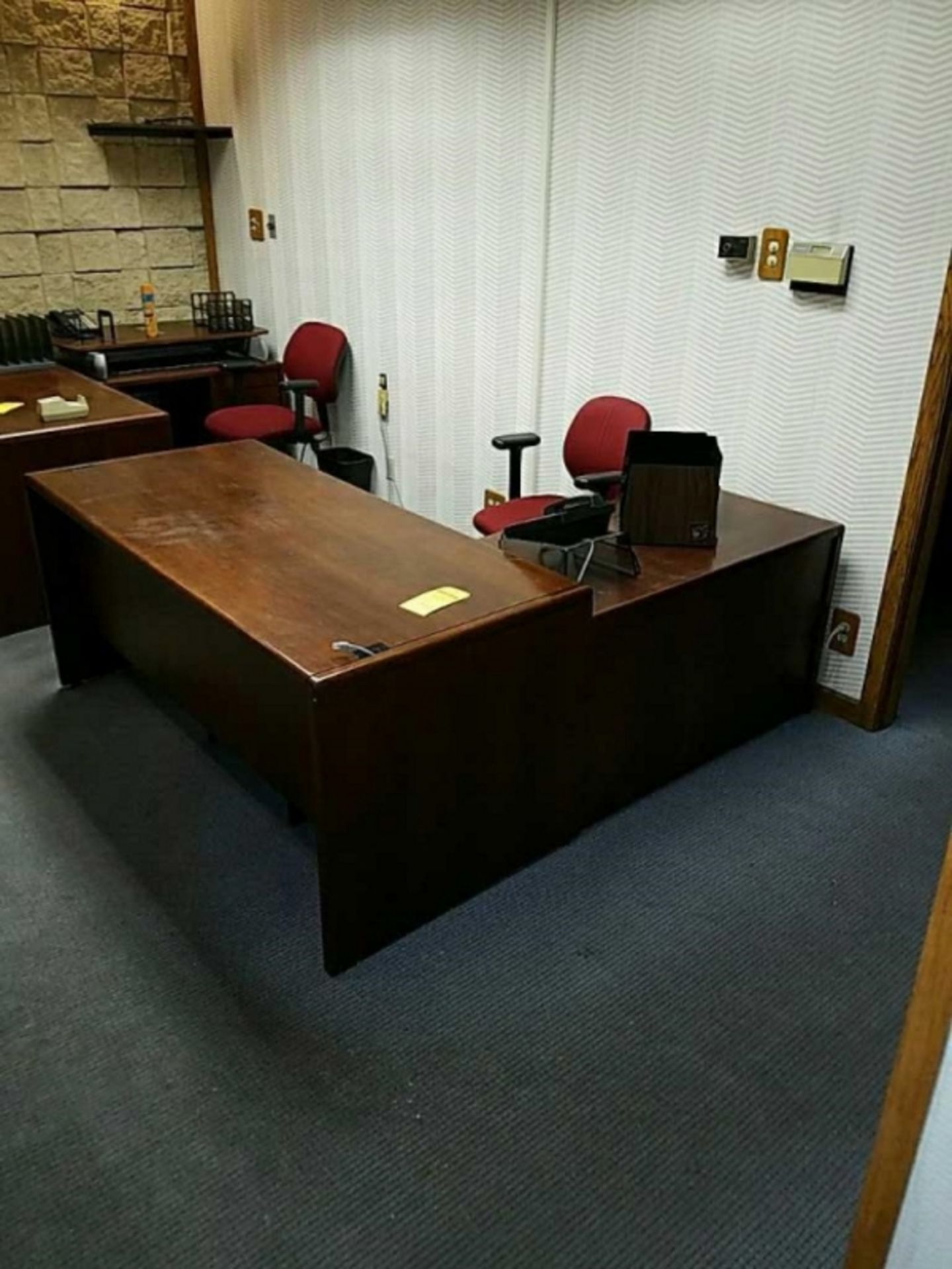 Administrative Assistant L shaped office system - Image 3 of 9