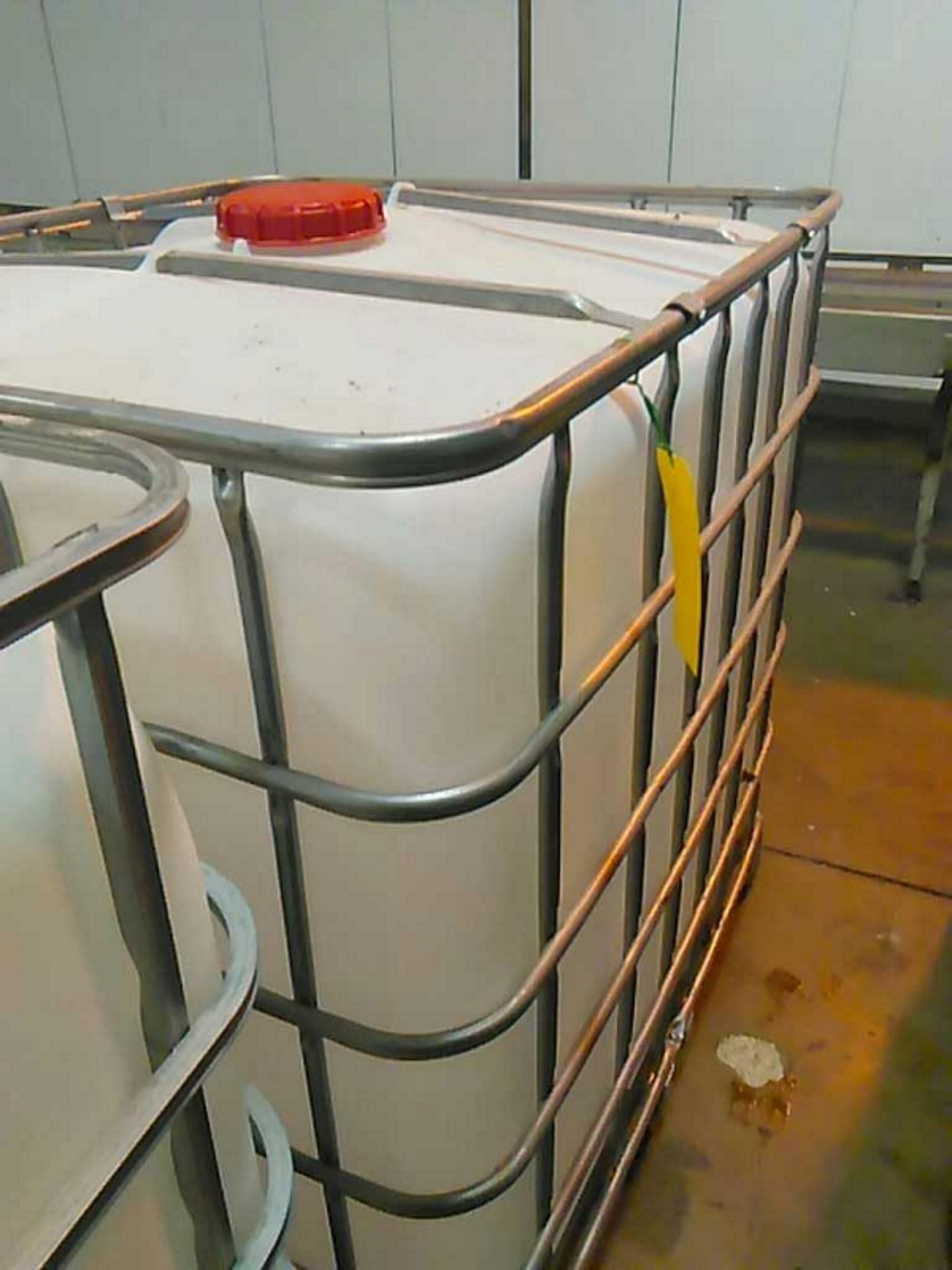 Liquid storage container