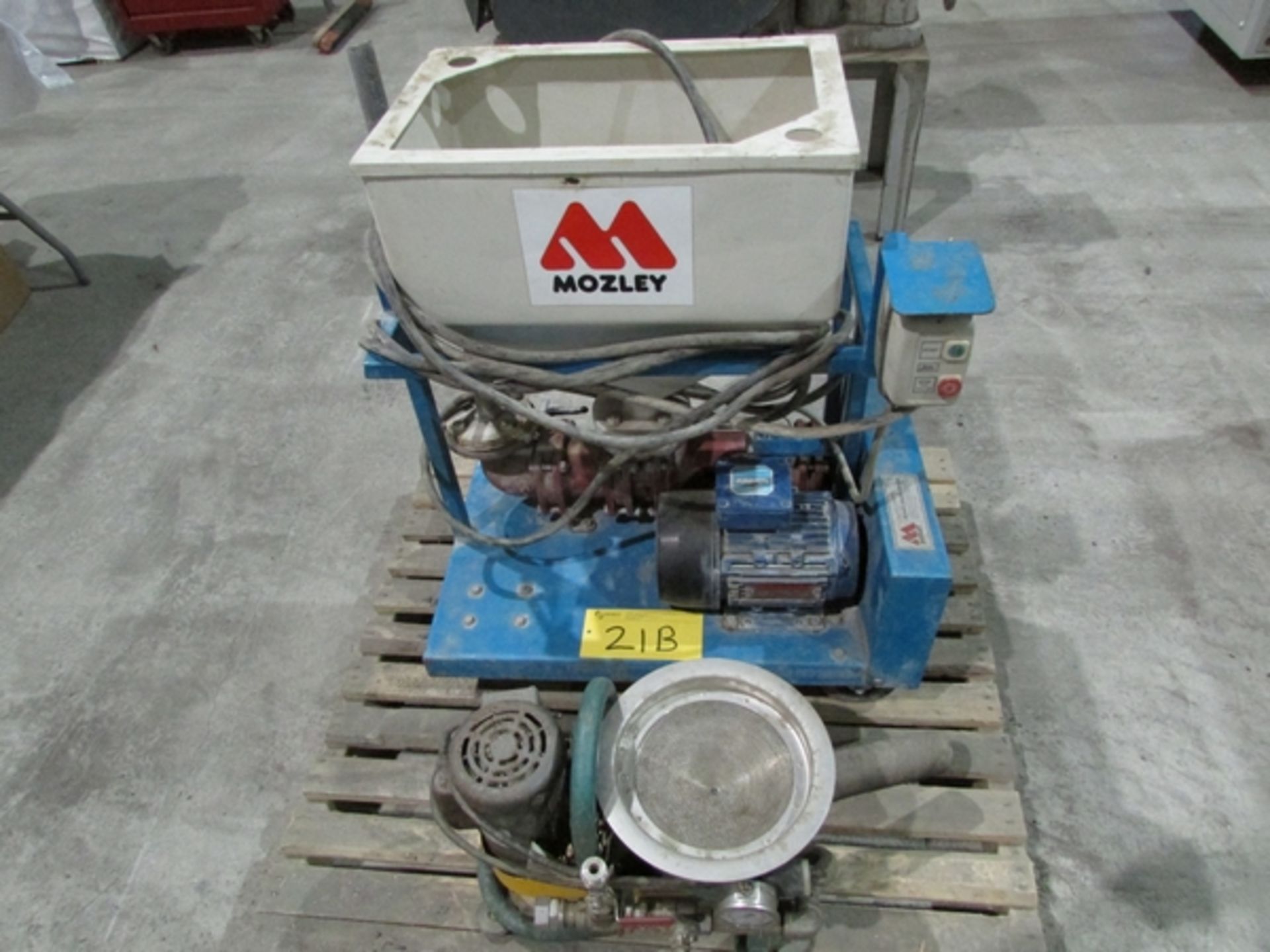 Mozley Portable Aggregate Hopper w/ Pump, 240/60/3PH, c/w Portable 115V Kingston Concentrator, DRY