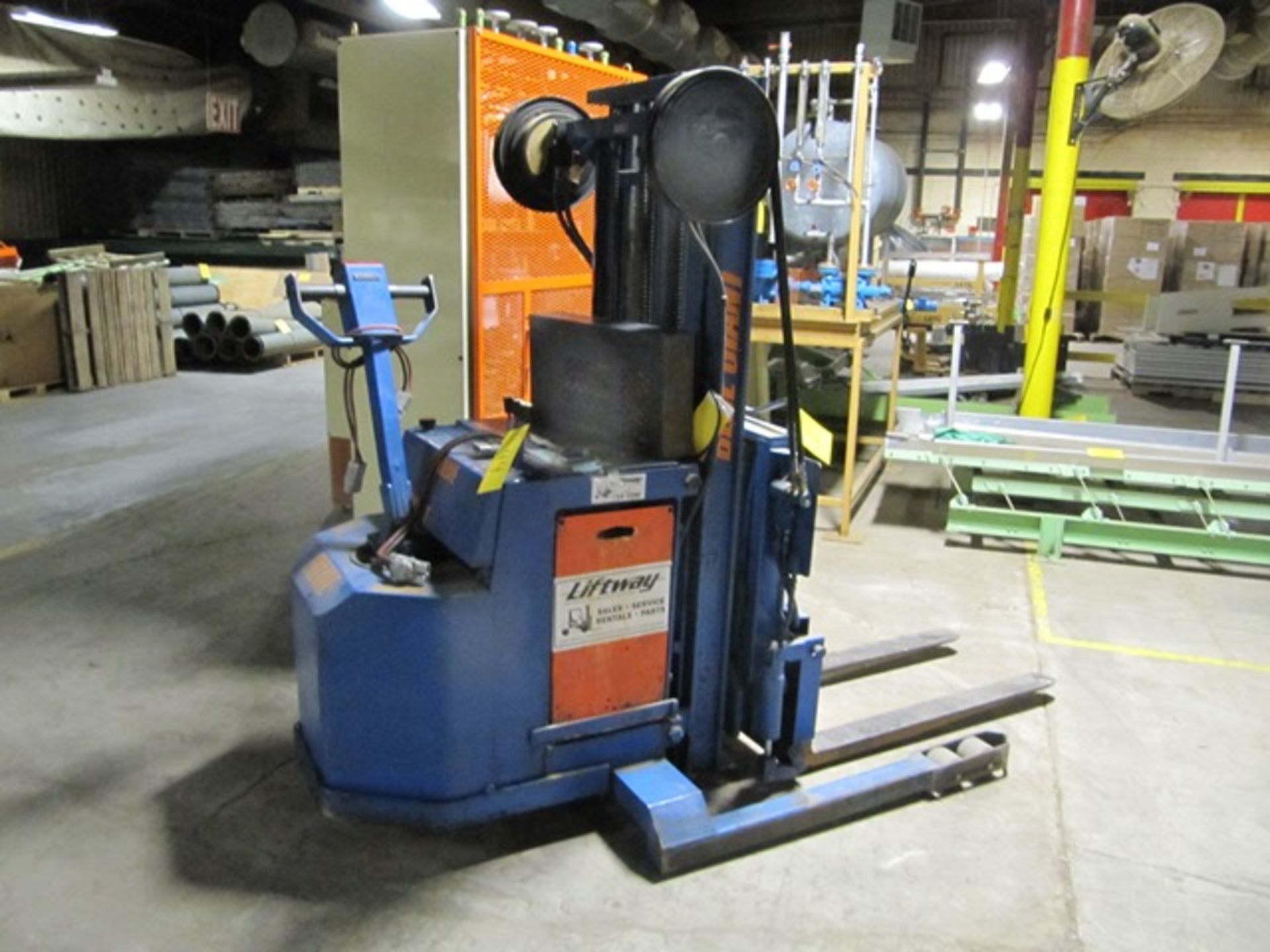 BLUE GIANT 1A160W30R, 2,100# 3-STAGE ELECTRIC PALLET LIFT W/SCR50 CHARGER S/N: 8230374