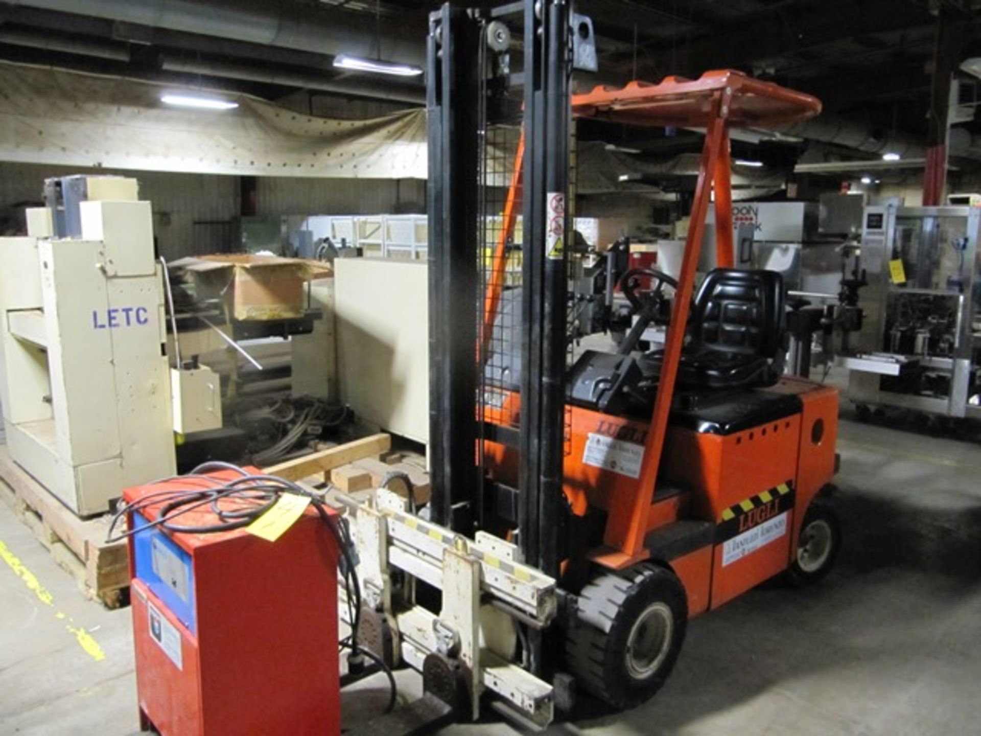 LUGLI E20 2,000# 2-STAGE ELECTRIC FORKLIFT W/SIDESHIFT, FORK POSITIONER & URANIO NCO CHARGER S/N: