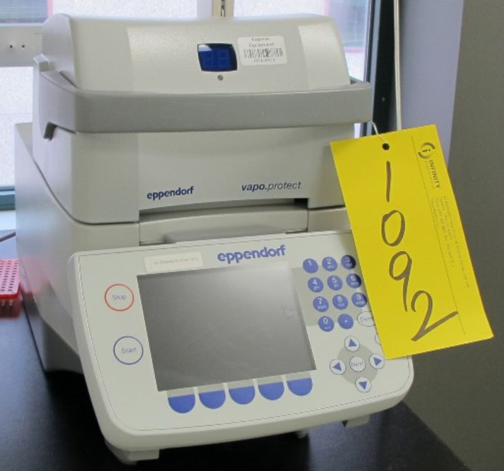 EPPENDORF VAPO. PROTECT 6325 BENCHTOP PCR MACHINE/THERMAL CYCLER S/N: 6325AM71490 REIN-0072 (LAB)