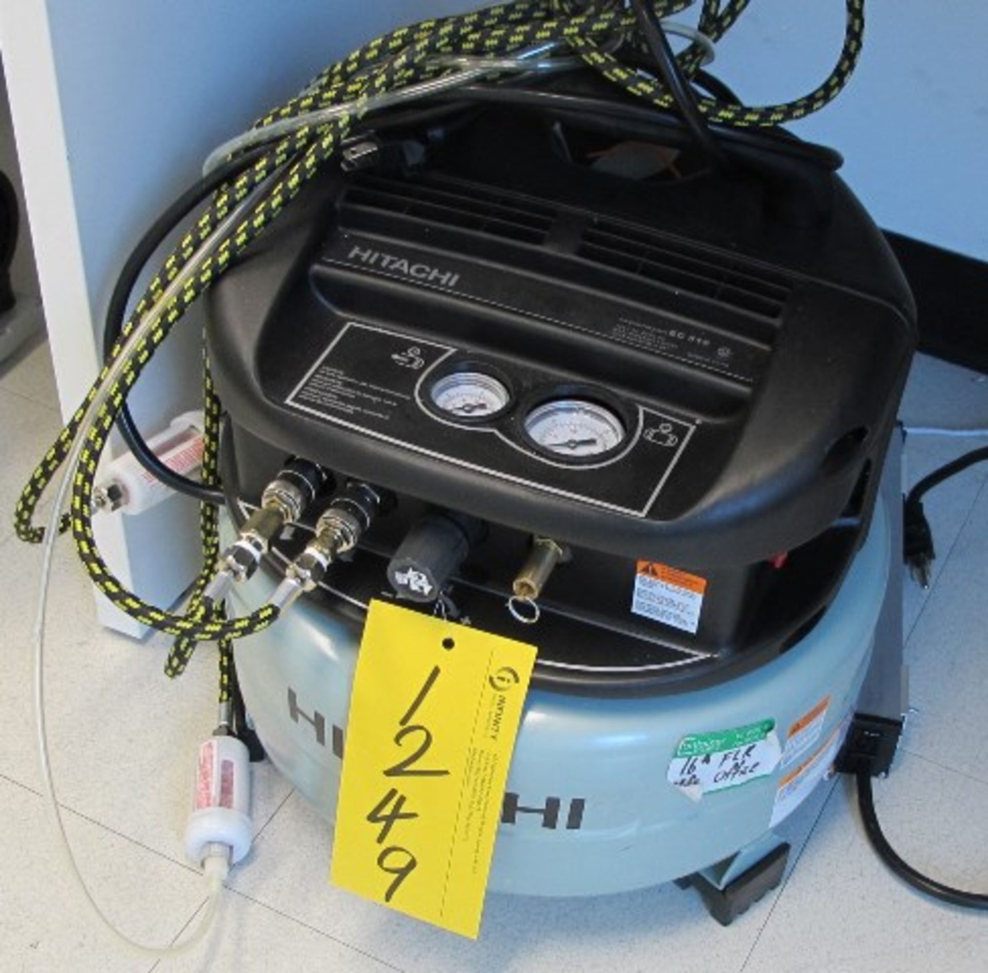 HITACHI EC-510 8A 5 GAL. PORTABLE AIR COMPRESSOR S/N: 4130247 (TEST ROOM)