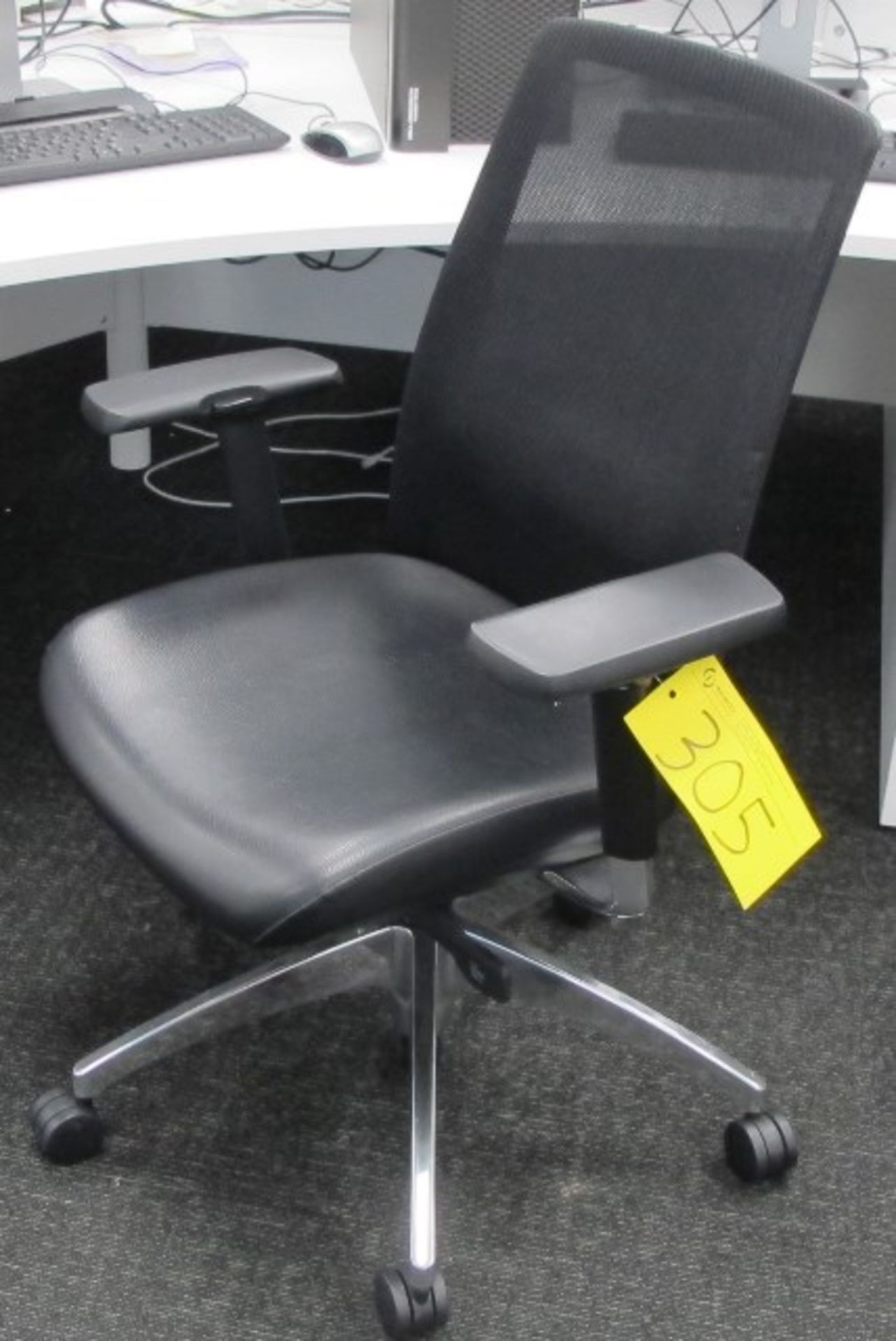 ARTOPEX BLACK ADJUSTABLE OFFICE ARMCHAIR