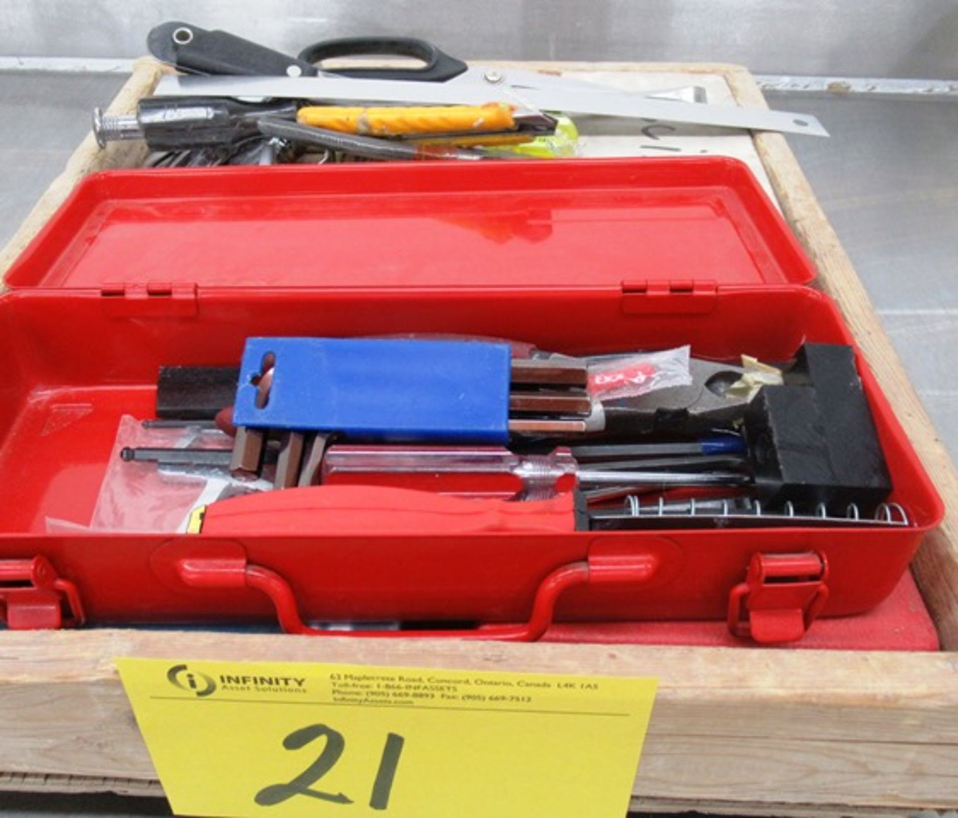 TRAY OF ASSORTED TOOLS