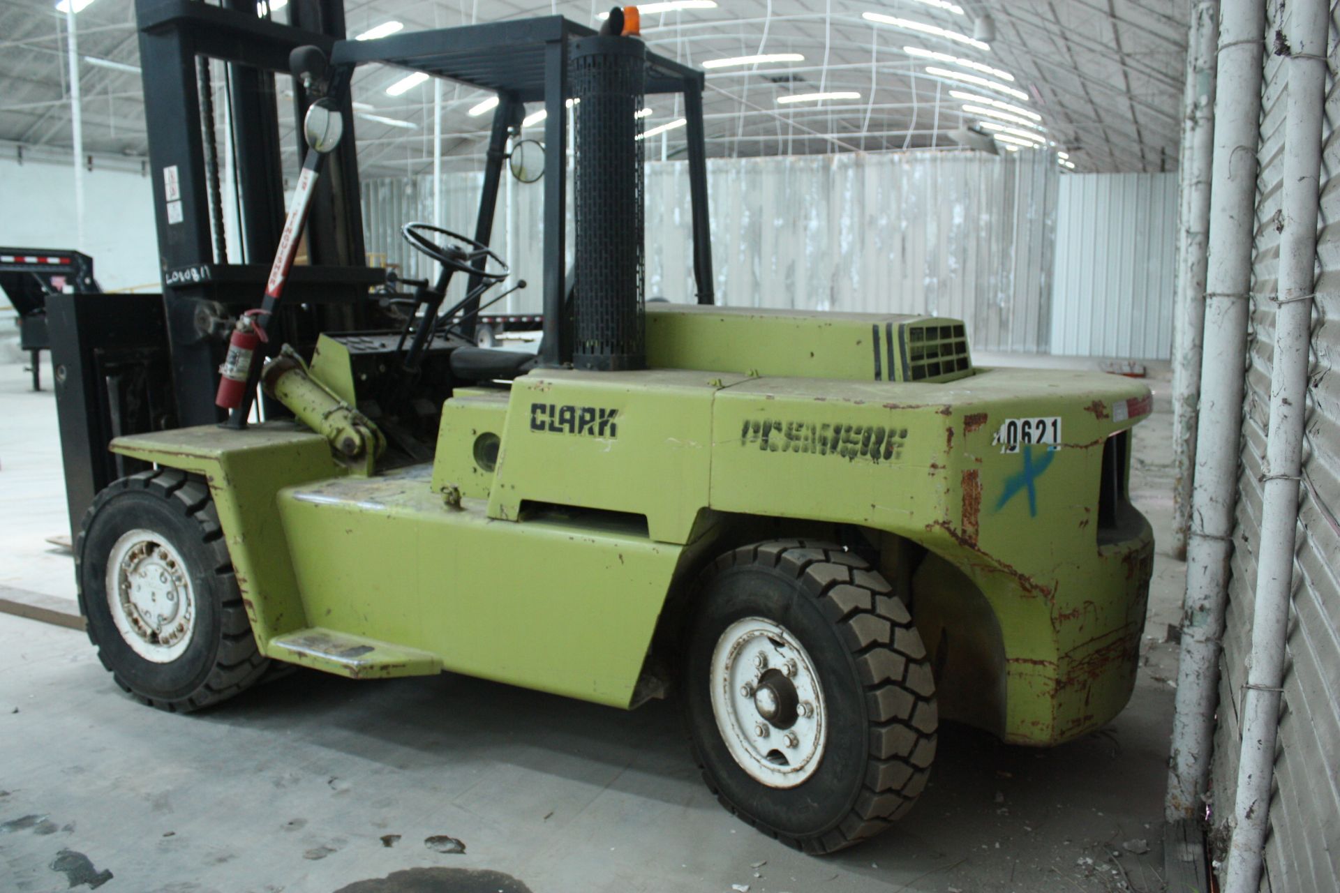 CLARK C500Y 155PK FORKLIFT, CAP: 15000 LBS, LIFT HEIGHT: 206", PNEUMATIC TIRES - Image 3 of 6