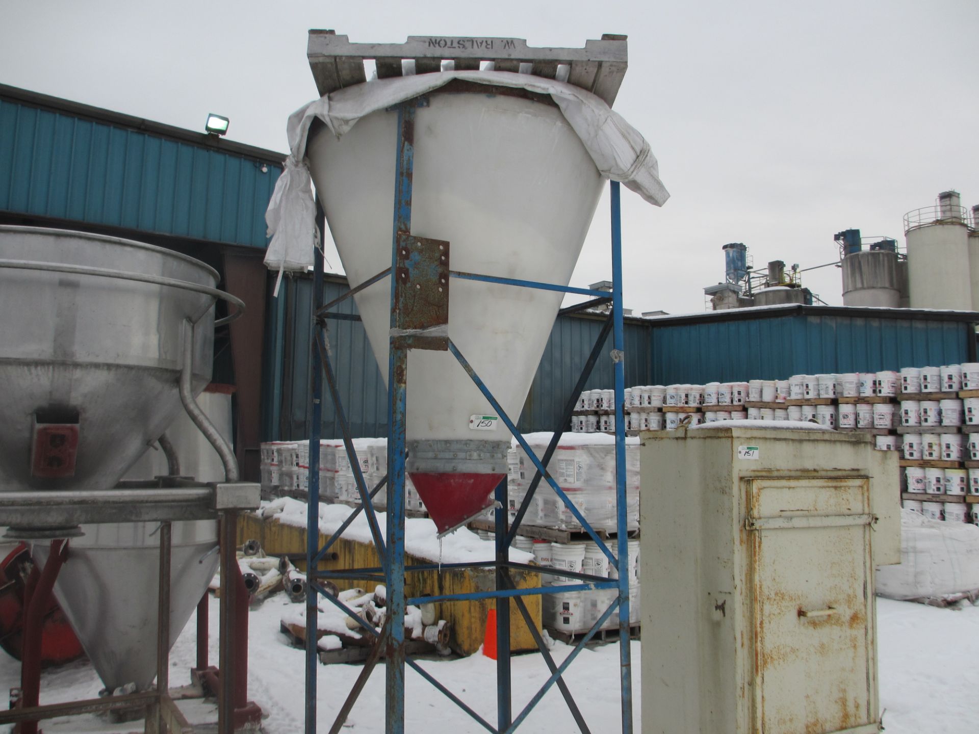 PLASTIC HOPPER ON STAND