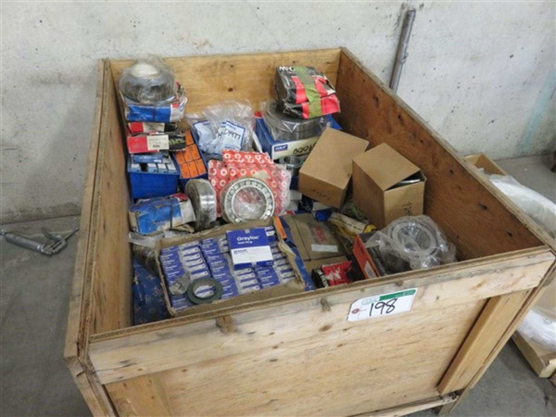 LOT OF ASSORTED BEARINGS AND SEALS