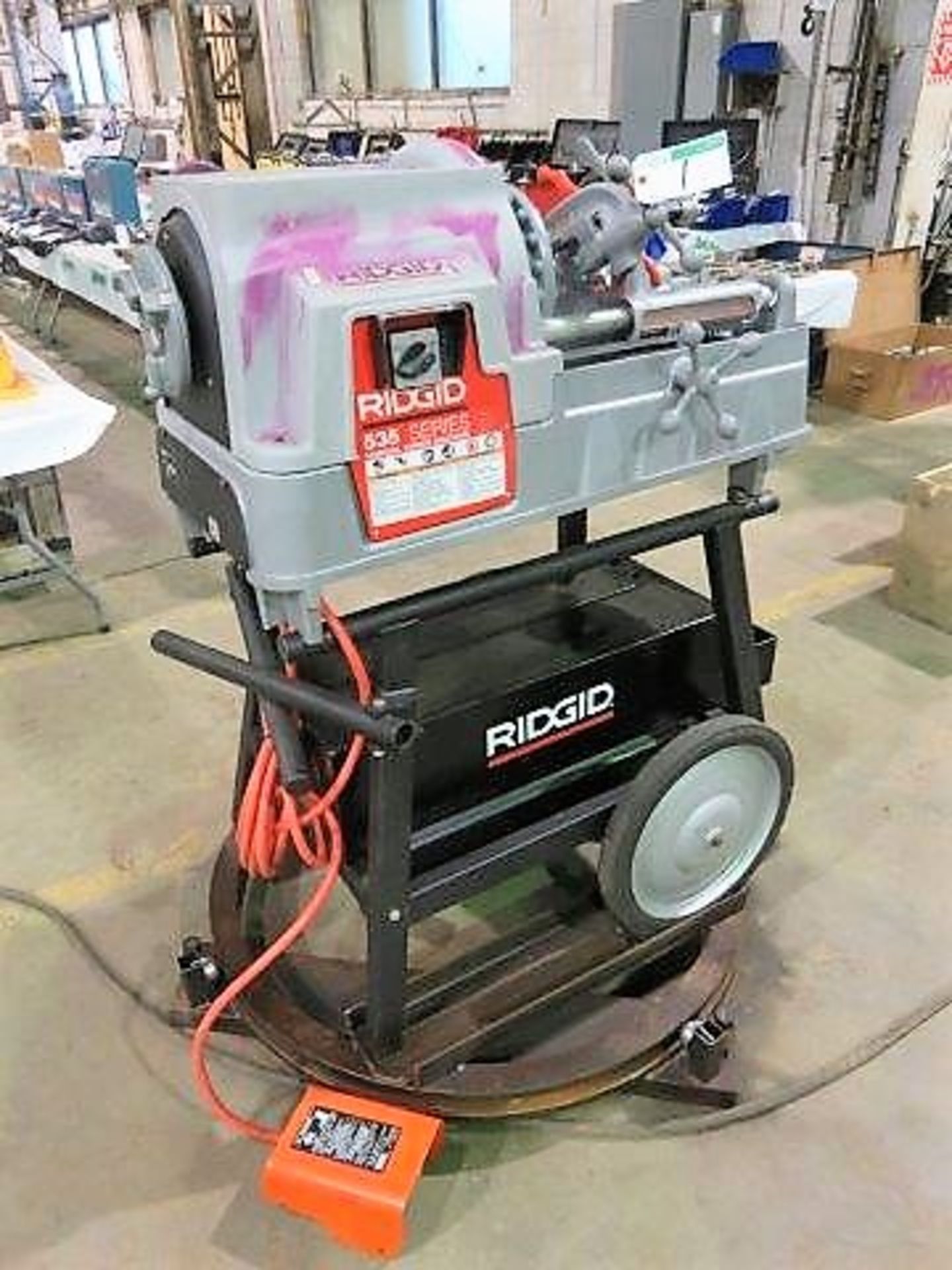 RIDGID 535 SERIES MANUAL CHUCK THREADING MACHINE. FOOT CONTROLLER, SWIVEL BASE ON CART 115 VOLT S/