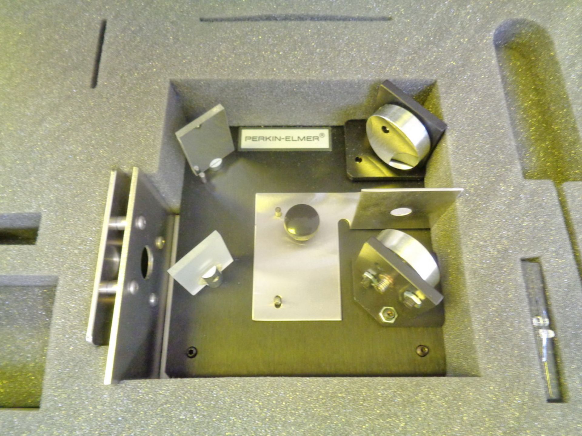 Perkin Elmer Fixed Angle Specular Reflectance (in plastic case) - Image 3 of 3