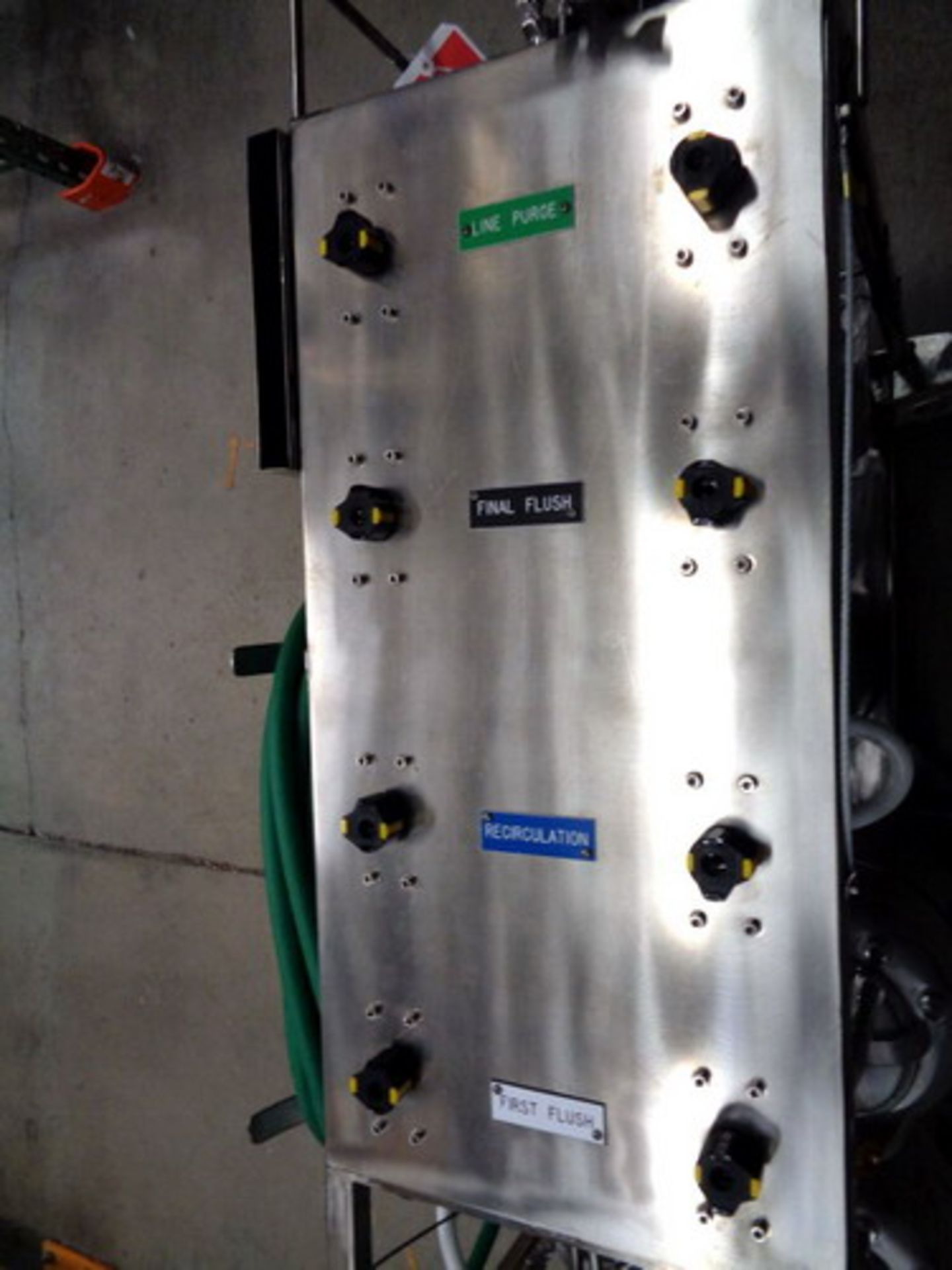 Solvent Flush Cart with 5 Pressure Tanks and 1 Diaphram Pump - Image 3 of 4