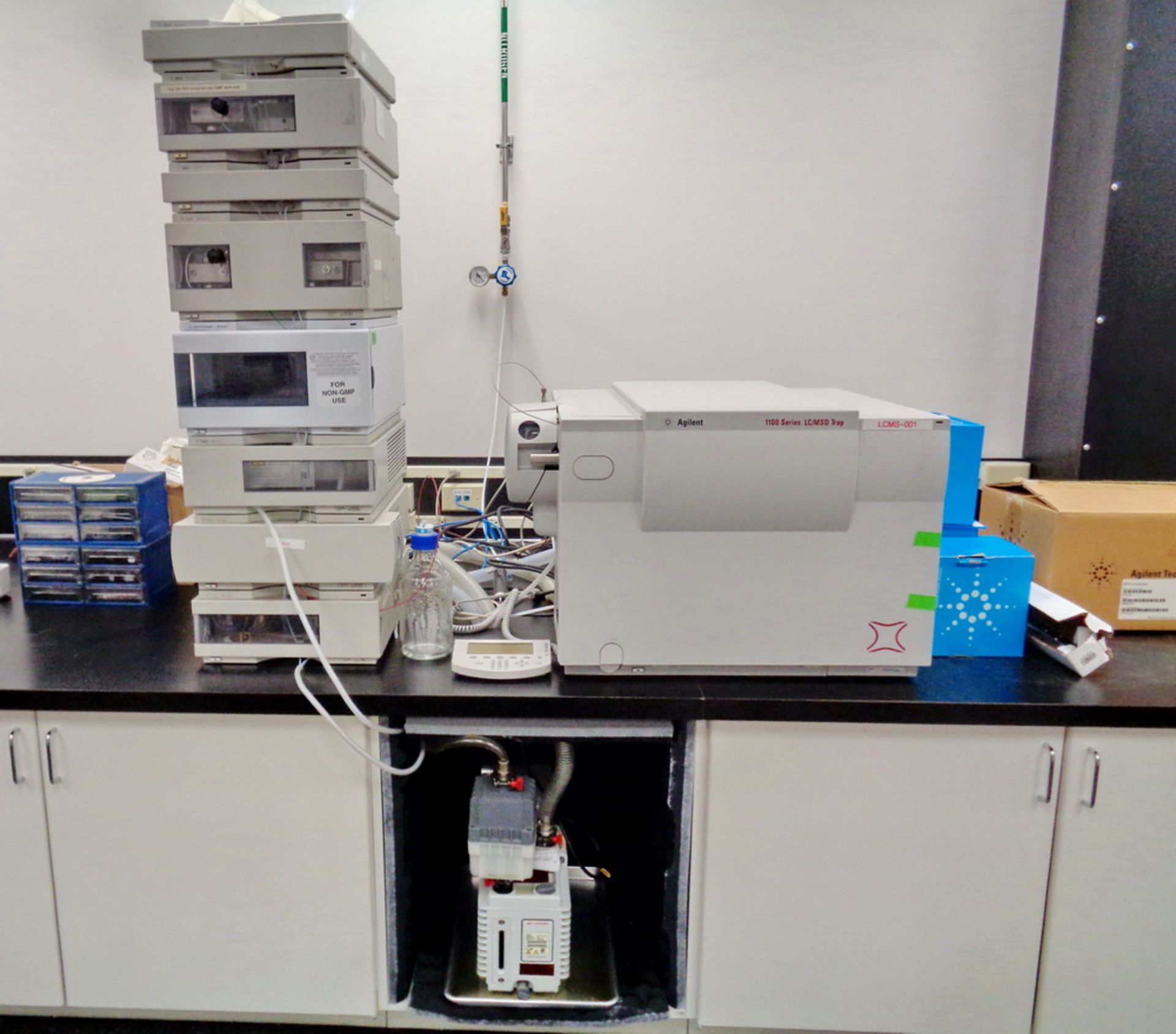 BULK Lot #1 - Agilent 1100 Series LC/MSD Trap with Agilent 1100 Series HPLC.