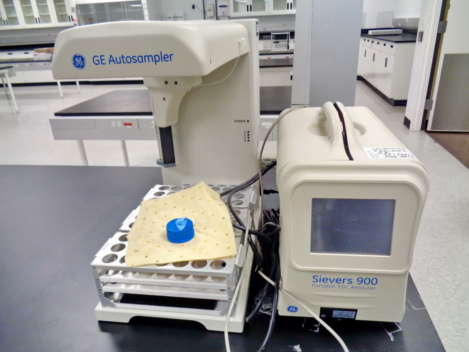 GE Portable TOC Analyzer, Model Sievers 900 , S/N 12075857, with GE Autosampler, S/N 12071200
