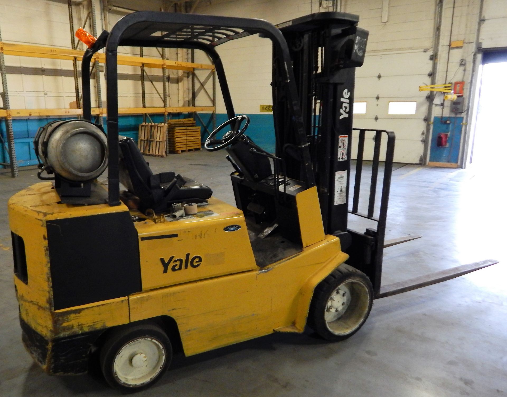 YALE MDL. GLC060RDNUAE083SPL 6000# CAPACITY FORKLIFT TRUCK, WITH SIDE SHIFT, TRIPLE MAST, 4850 - Image 2 of 3