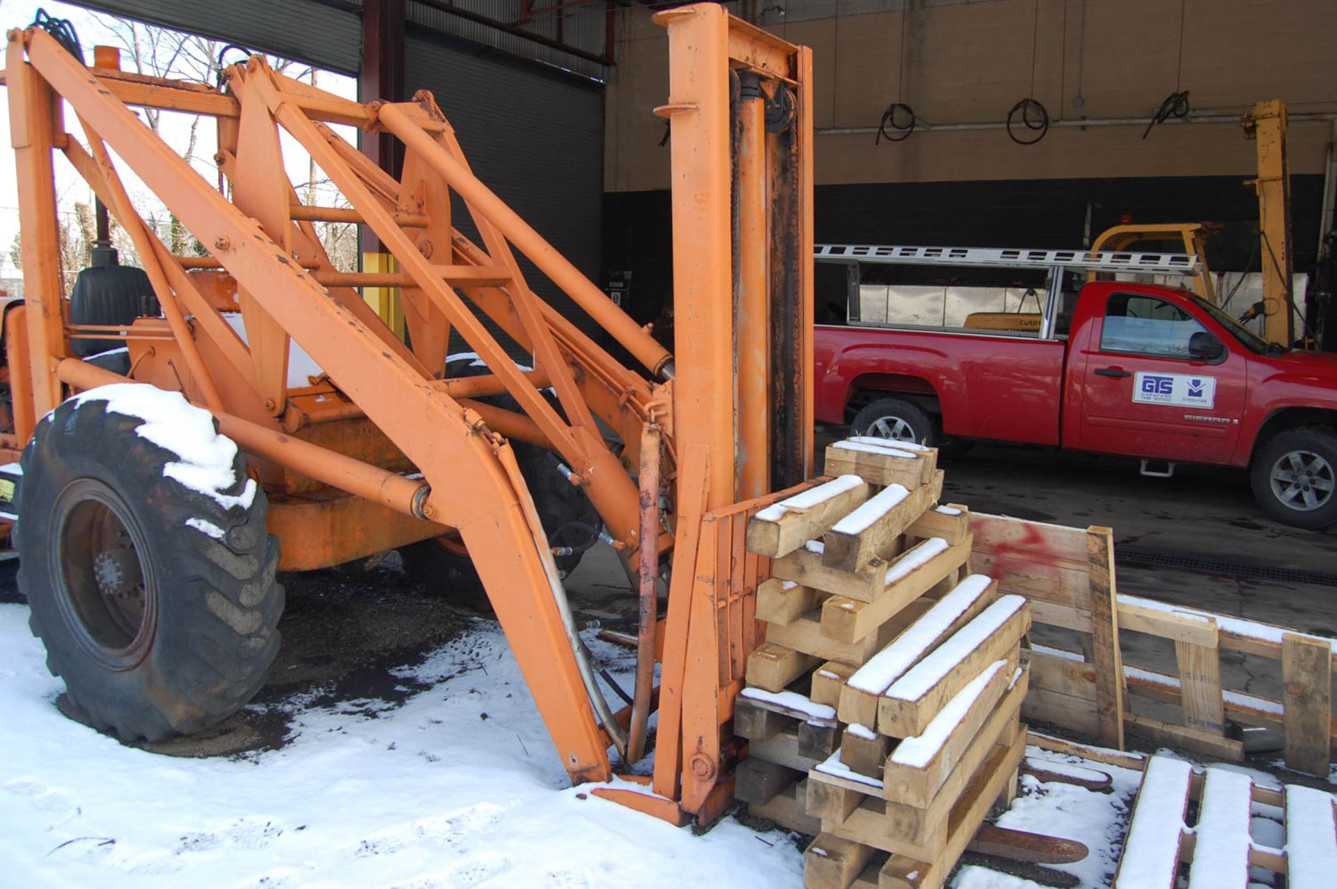 INTERNATIONAL HARVESTER FORKLIFT TRUCK - Image 3 of 8